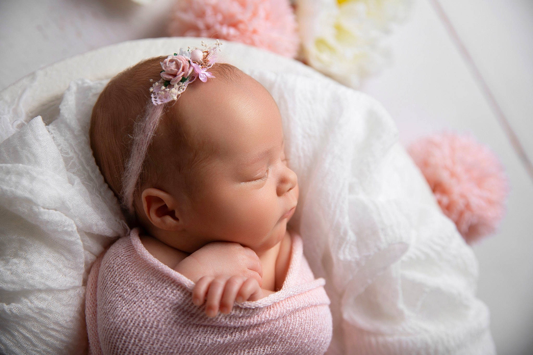 Juliette a rejoint le concours — aidez-le/la à gagner de superbes lots ! baby, baby_sleeping, baby_toddler_clothing, cap, cheek, chin, comfort, dress, ear, eye, hand, happy, head, headgear, iris, lip, nose, person, pink, skin