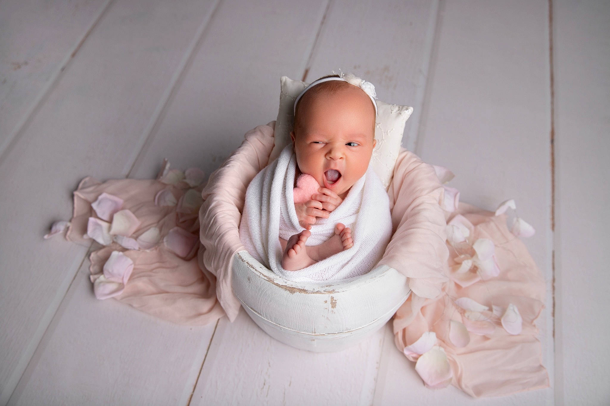 Juliette a rejoint le concours — aidez-le/la à gagner de superbes lots ! baby, baby_products, baby_safety, baby_sleeping, baby_toddler_clothing, bathing, child, comfort, event, eye, flash_photography, flooring, fun, head, infant_bed, linens, person, room, service, sitting