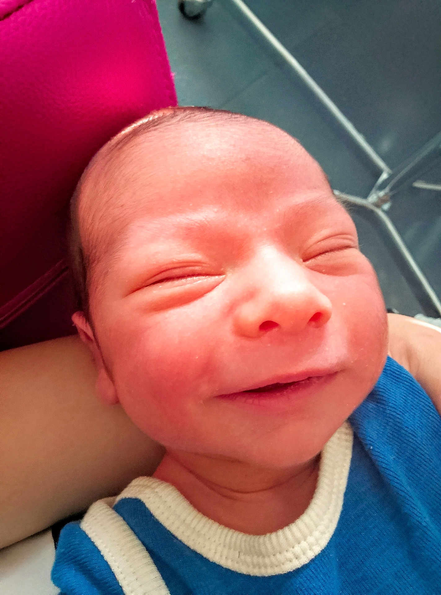Ismail a rejoint le concours — aidez-le/la à gagner de superbes lots ! newborn, baby, smiling, face, closeup, infant, person, blue_clothing, skin, head, eyes_closed, happy, baby_clothes, child, indoors, human, cute, portrait, newborn_baby, expression