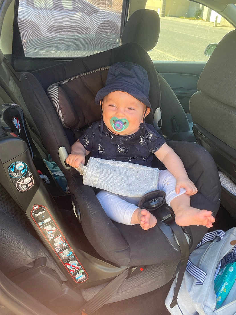 Matys a rejoint le concours — aidez-le/la à gagner de superbes lots ! baby, car_seat, pacifier, hat, infant, child, smiling, inside_car, sunlight, seatbelt, clothing, foot, sitting, happy, vehicle, window, door, fabric, comfort, casual