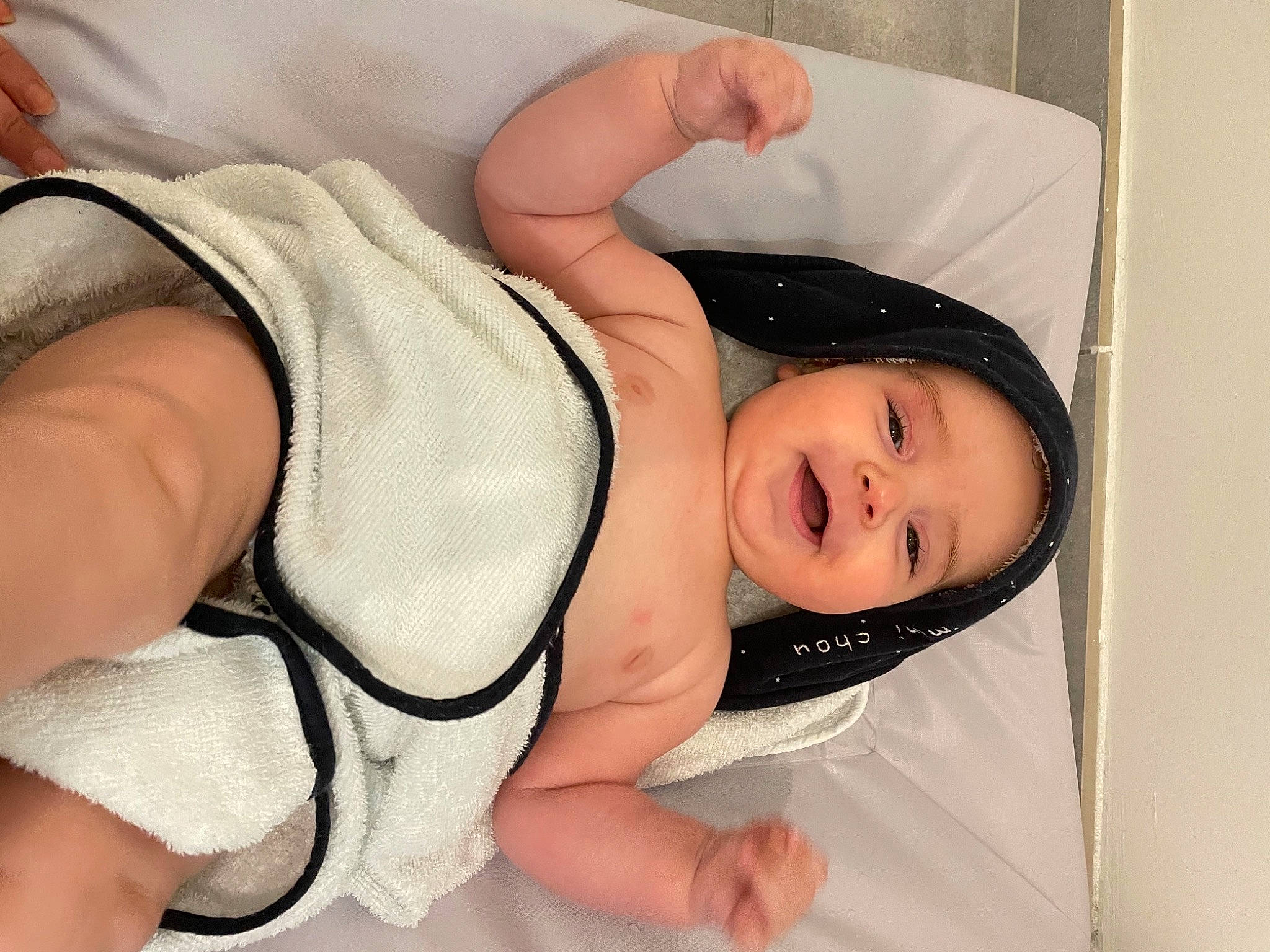 Alan participe au concours pour gagner de l'argent avec cette photo : abdomen, baby, baby_toddler_clothing, cheek, chest, comfort, elbow, eye, eyelash, finger, head, joint, leg, neck, person, skin, stomach, thigh, thumb, toddler