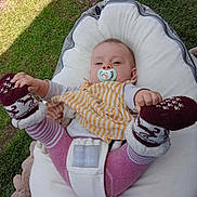 Rose a rejoint le concours — aidez-le/la à gagner de superbes lots ! baby, beanbag, clothing, cushion, face, footwear, furniture, glove, grass, hat, head, homedecor, newborn, outdoors, person, photography, pillow, plant, portrait, shoe