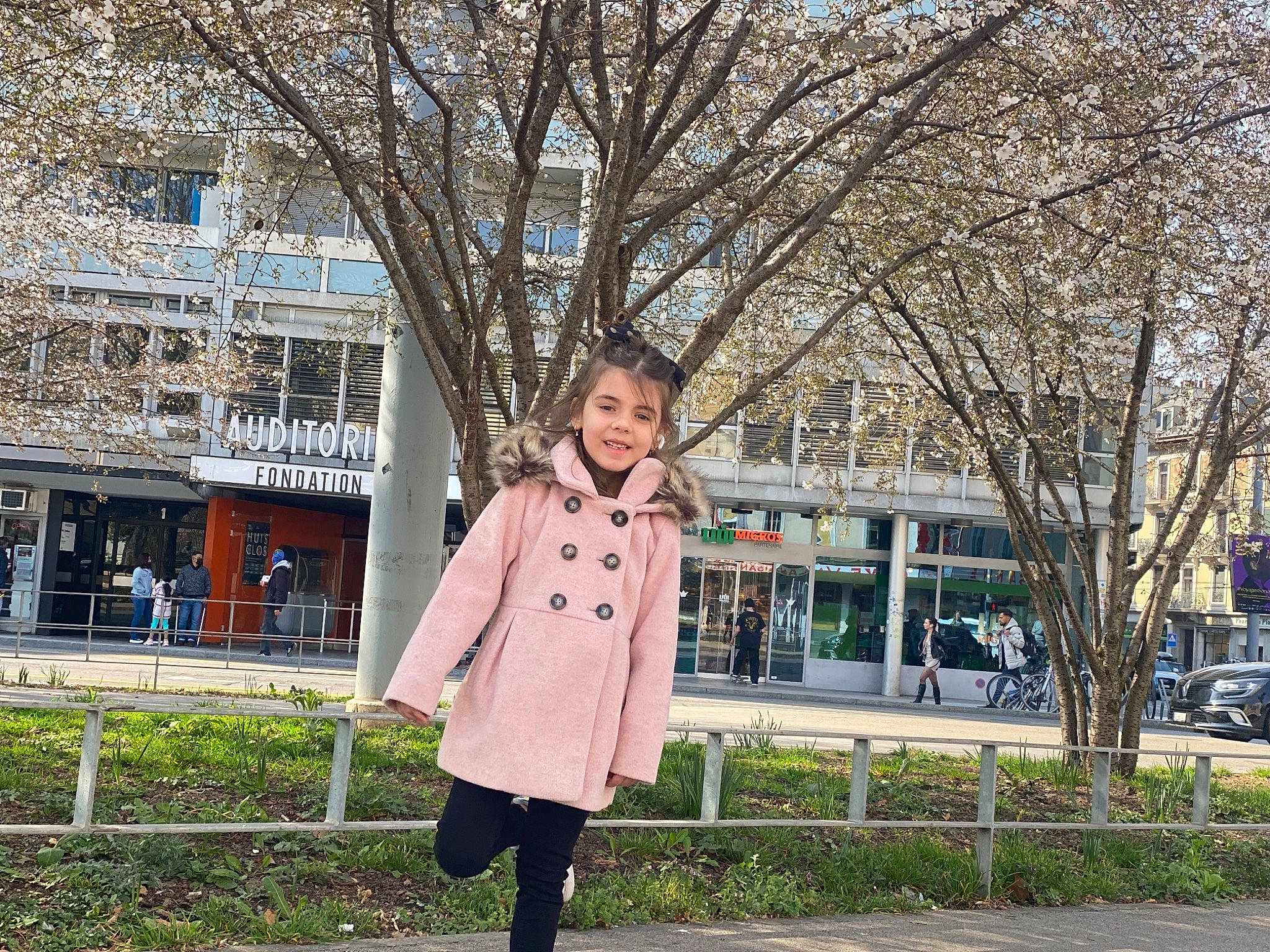 Liliana a rejoint le concours — aidez-le/la à gagner de superbes lots ! blazer, branch, city, denim, human_leg, joy, knee, leisure, outerwear, overcoat, pedestrian, person, plant, sidewalk, sleeve, street_fashion, thigh, travel, tree, trench_coat