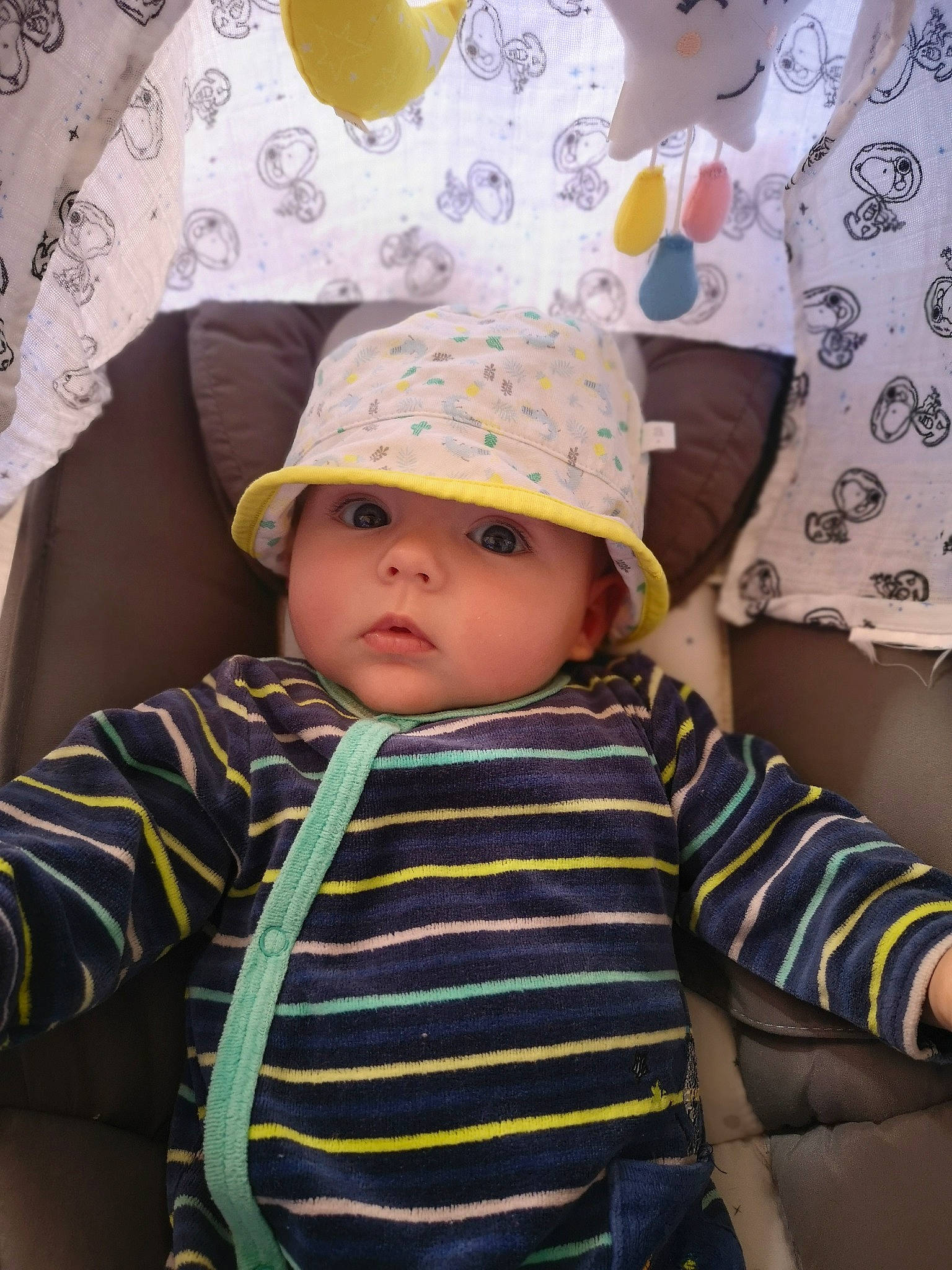 Lucas a rejoint le concours — aidez-le/la à gagner de superbes lots ! baby, baby_toddler_clothing, balloon, baseball_cap, beauty, cap, cheek, child, happy, hat, headgear, headwear, pattern, person, serveware, sleeve, sun_hat, t_shirt, tableware, textile