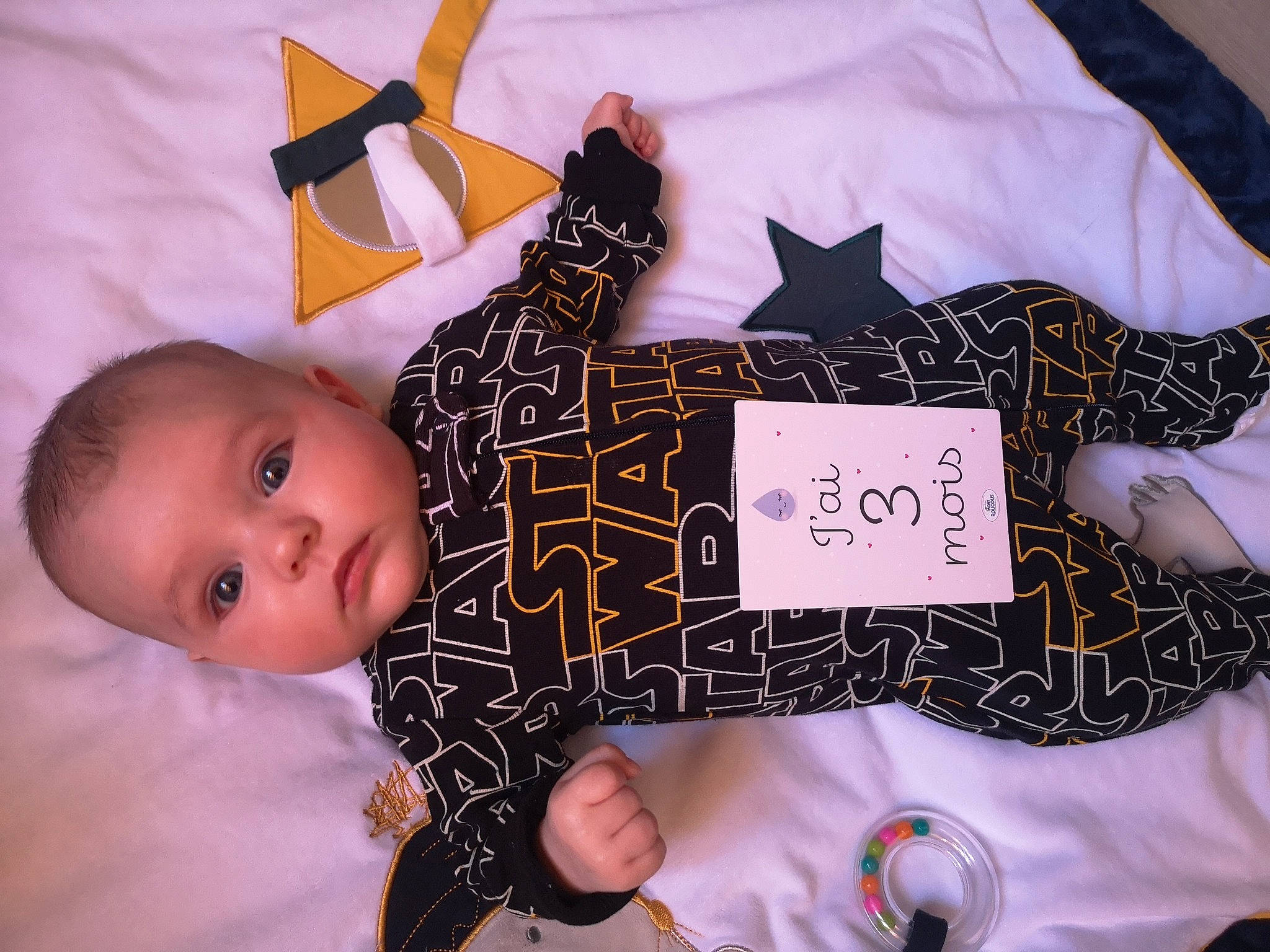 Lucas a rejoint le concours — aidez-le/la à gagner de superbes lots ! baby, baby_toddler_clothing, carmine, child, design, fashion_accessory, font, happy, illustration, linens, nail, pattern, person, product, purple, room, sleeve, t_shirt, textile, toddler