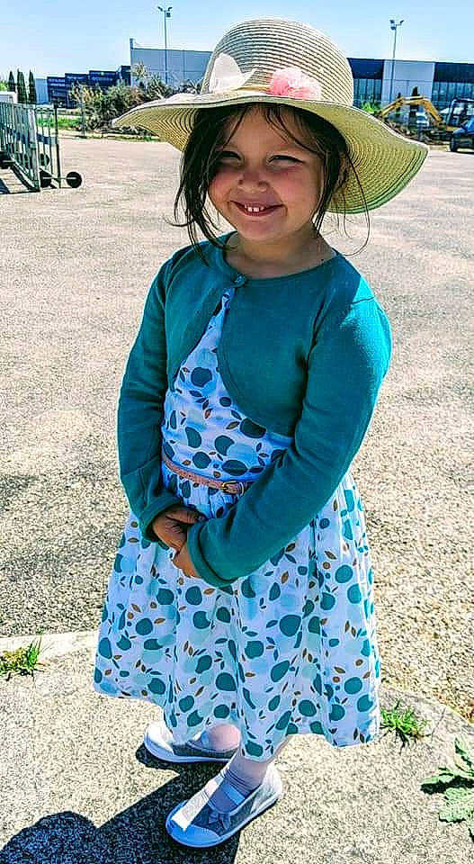 Lara a rejoint le concours — aidez-le/la à gagner de superbes lots ! aqua, azure, blue, clothing, cool, eyewear, face, facial_expression, grass, green, hairstyle, happy, hat, headwear, joy, person, photograph, plant, sleeve, smile