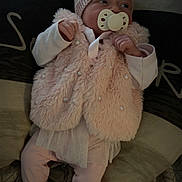 Lina a rejoint le concours — aidez-le/la à gagner de superbes lots ! baby, infant, pacifier, pink_clothing, hat, vest, socks, bed, pillow, blanket, person, cute, indoors, sleepwear, child, newborn, soft, warm, resting, toddler