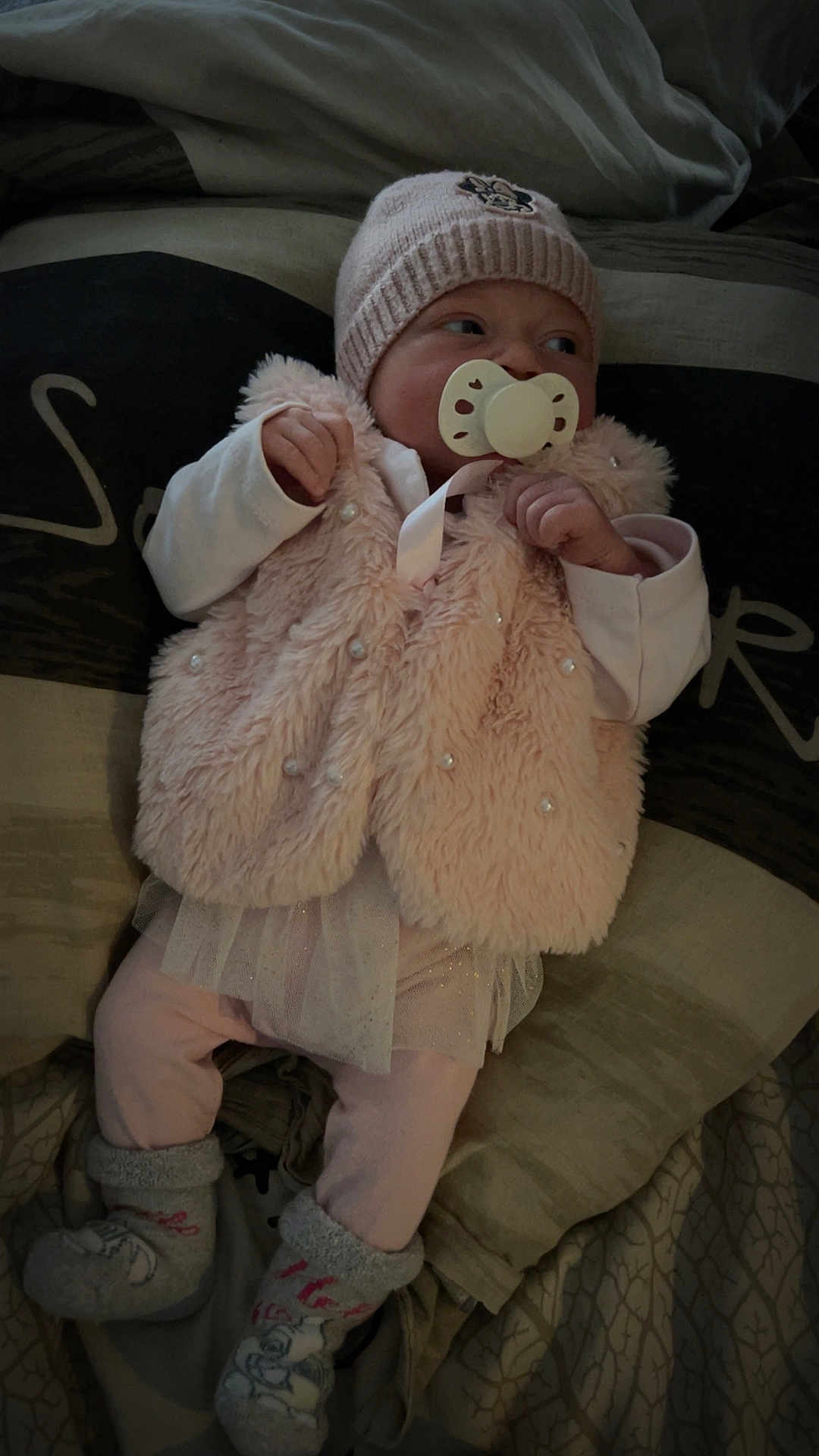 Lina a rejoint le concours — aidez-le/la à gagner de superbes lots ! baby, infant, pacifier, pink_clothing, hat, vest, socks, bed, pillow, blanket, person, cute, indoors, sleepwear, child, newborn, soft, warm, resting, toddler