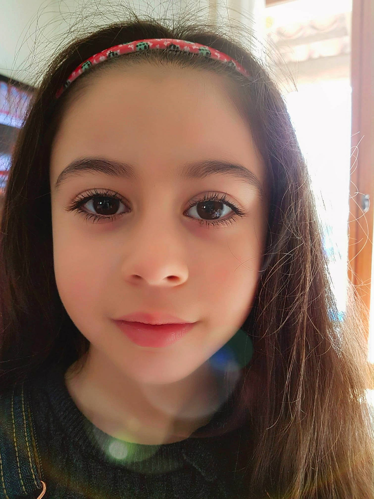 Mayline participe au concours pour gagner de l'argent avec cette photo : beauty, brown_hair, cheek, chin, close_up, eye, eyebrow, eyelash, face, forehead, hair, hair_accessory, hairstyle, head, lip, long_hair, nose, person, selfie, skin