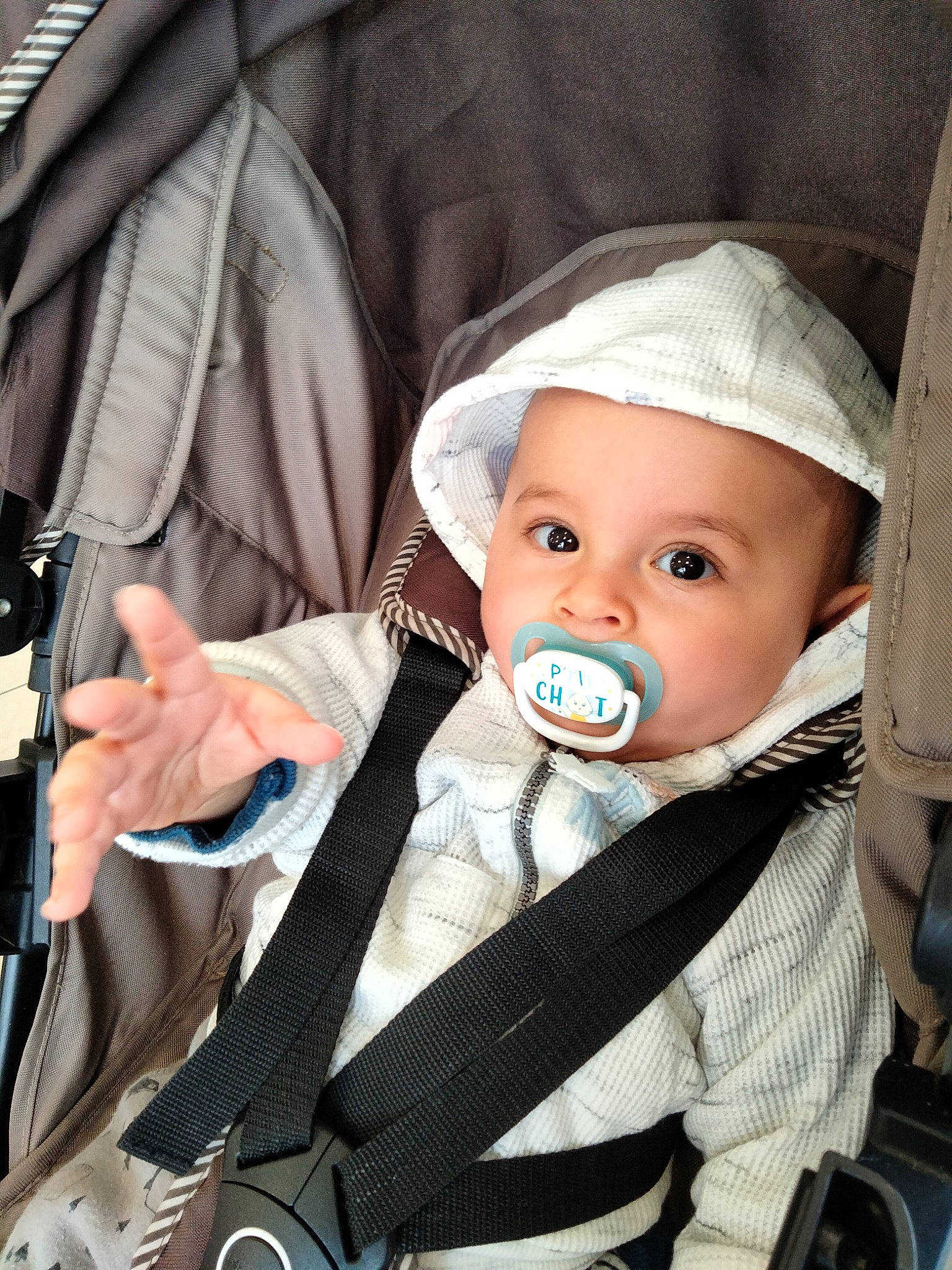 éden participe au concours pour gagner de l'argent avec cette photo : baby, baby_carriage, baby_in_car_seat, baby_products, baby_safety, baby_toddler_clothing, car_seat, cheek, child, collar, comfort, fashion_accessory, hat, headwear, outerwear, people, person, product, sitting, sleeve