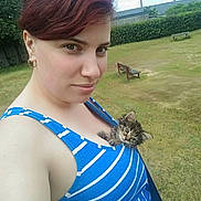 Minnie a rejoint le concours — aidez-le/la à gagner de superbes lots ! person, kitten, cat, blue_tank_top, striped_clothing, outdoors, grass, bench, hedge, selfie, cute, pet, small_animal, nature, casual, summer, earring, short_hair, greenery, daylight