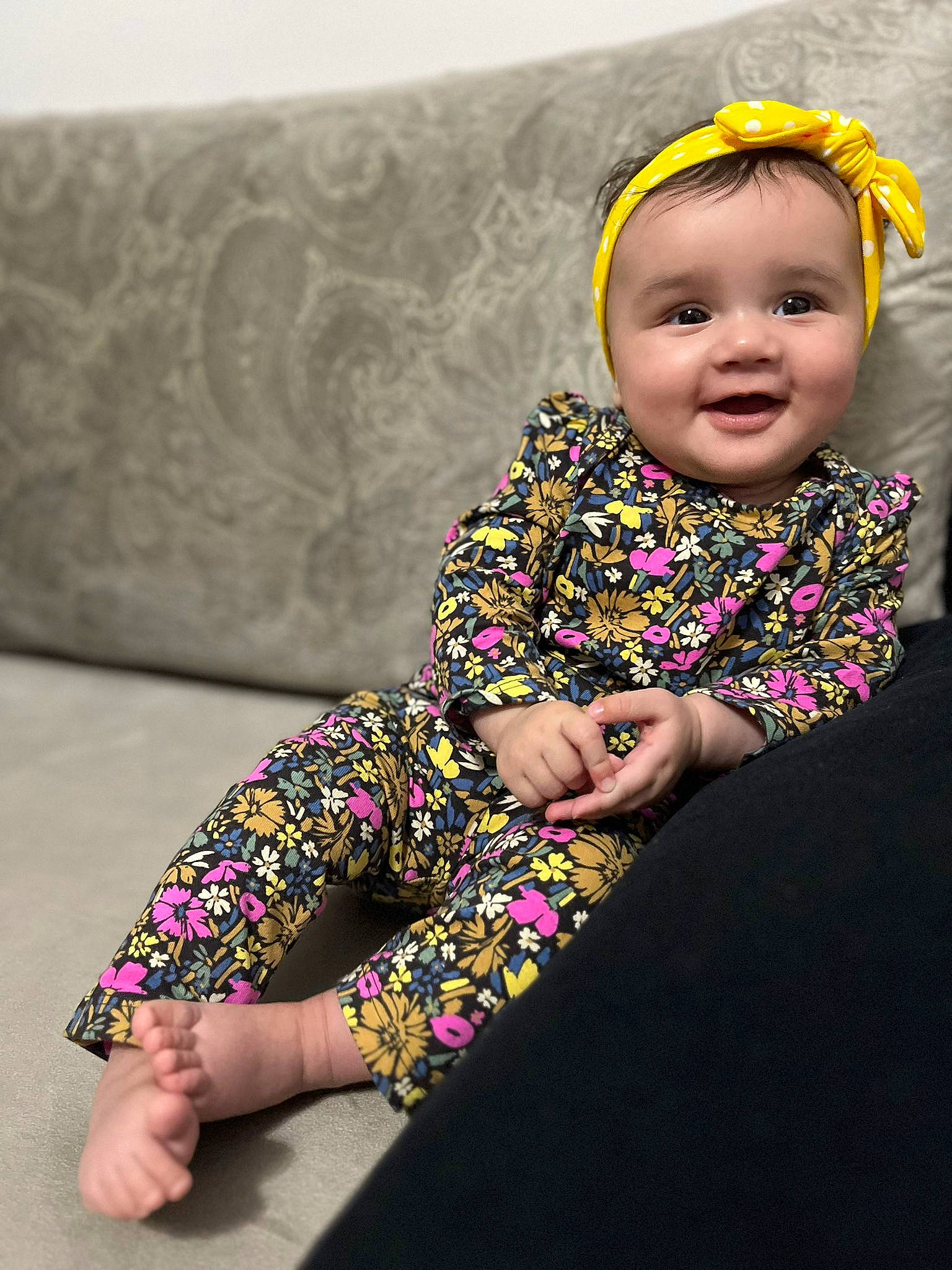 Rym participe au concours pour gagner de l'argent avec cette photo : baby, baby_toddler_clothing, comfort, couch, eye, face, facial_expression, flash_photography, grass, happy, human_body, joy, magenta, person, pink, purple, skin, sleeve, smile, textile