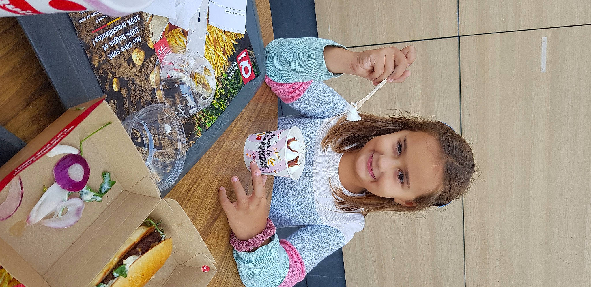 Olivia participe au concours pour gagner de l'argent avec cette photo : child, comfort_food, event, finger, food, fun, happy, human_leg, joy, junk_food, leisure, nail, orange, person, play, recreation, room, smile, t_shirt, table
