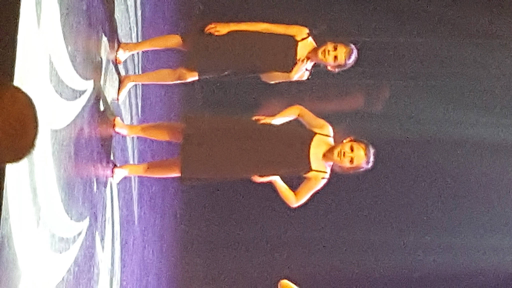 Mathilde participe au concours pour gagner de l'argent avec cette photo : acrobatics, joy, performance, performing_arts, person