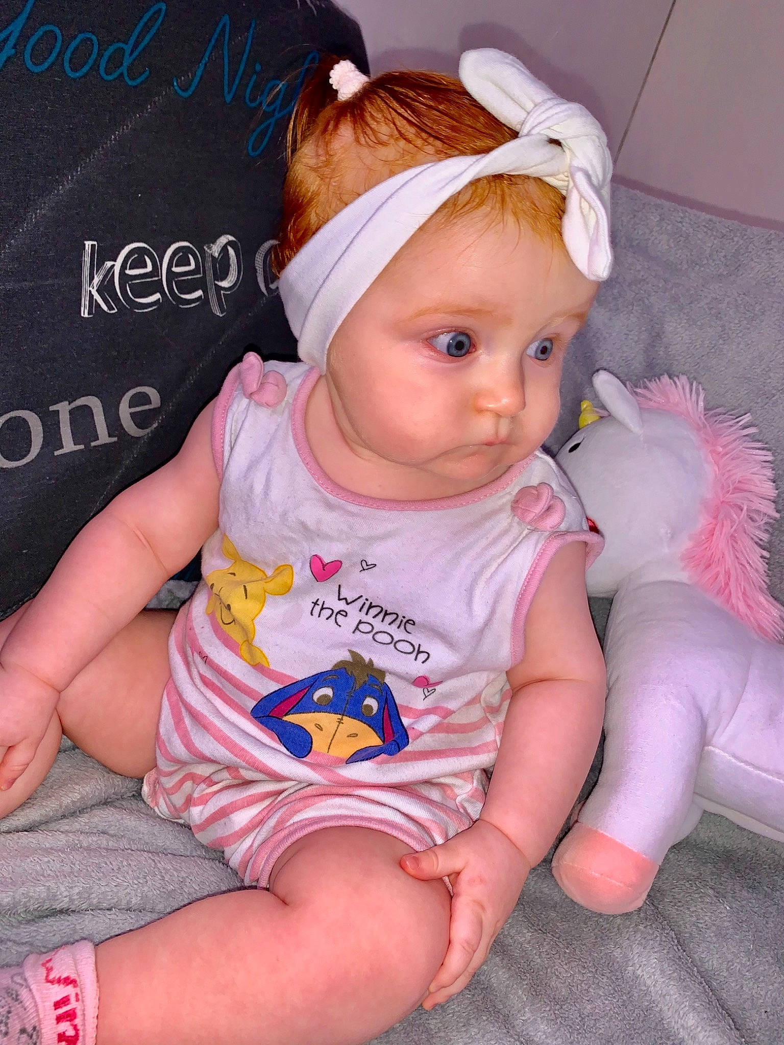 Noëlia participe au concours pour gagner de l'argent avec cette photo : baby, baby_products, baby_toddler_clothing, child, hair_accessory, headband, headgear, headwear, person, pink, product, sitting, skin, smile, toddler