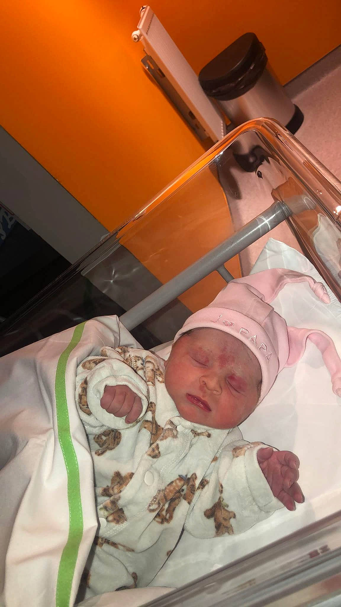 Emma participe au concours pour gagner de l'argent avec cette photo : baby, baby_products, baby_safety, baby_sleeping, baby_toddler_clothing, bed, bedding, bedtime, child, comfort, headwear, hospital, hospital_bed, infant_bed, linens, medical, medical_equipment, person, room, service