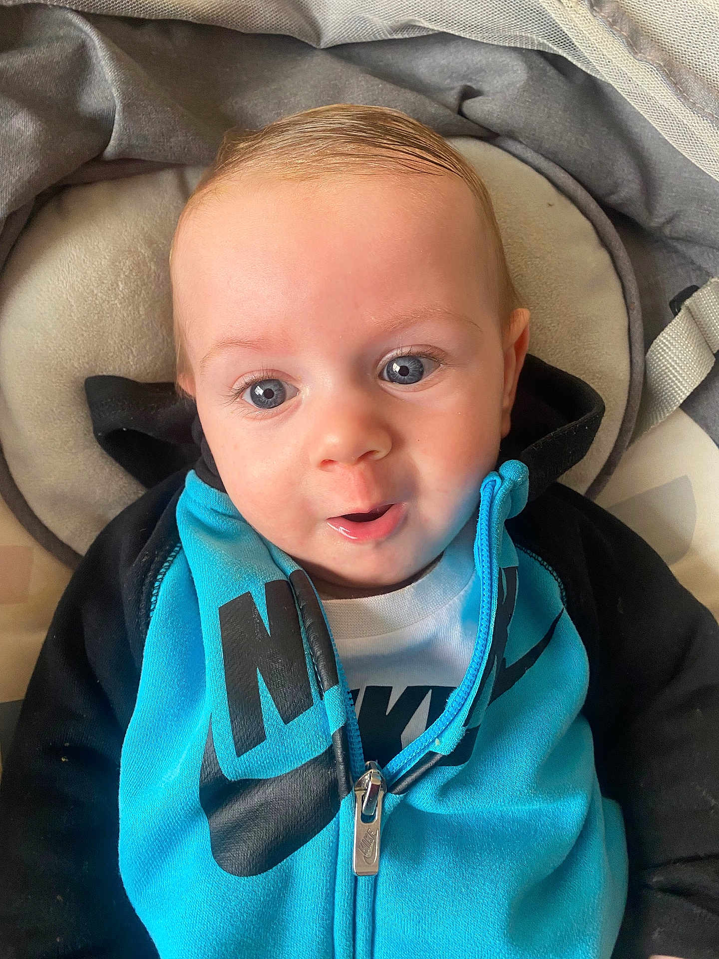 Thiago a rejoint le concours — aidez-le/la à gagner de superbes lots ! baby, black, blanket, blue, child, clothing, cushion, cute, expression, eyes, face, hoodie, indoor, infant, nike, person, portrait, sitting, young, zipper