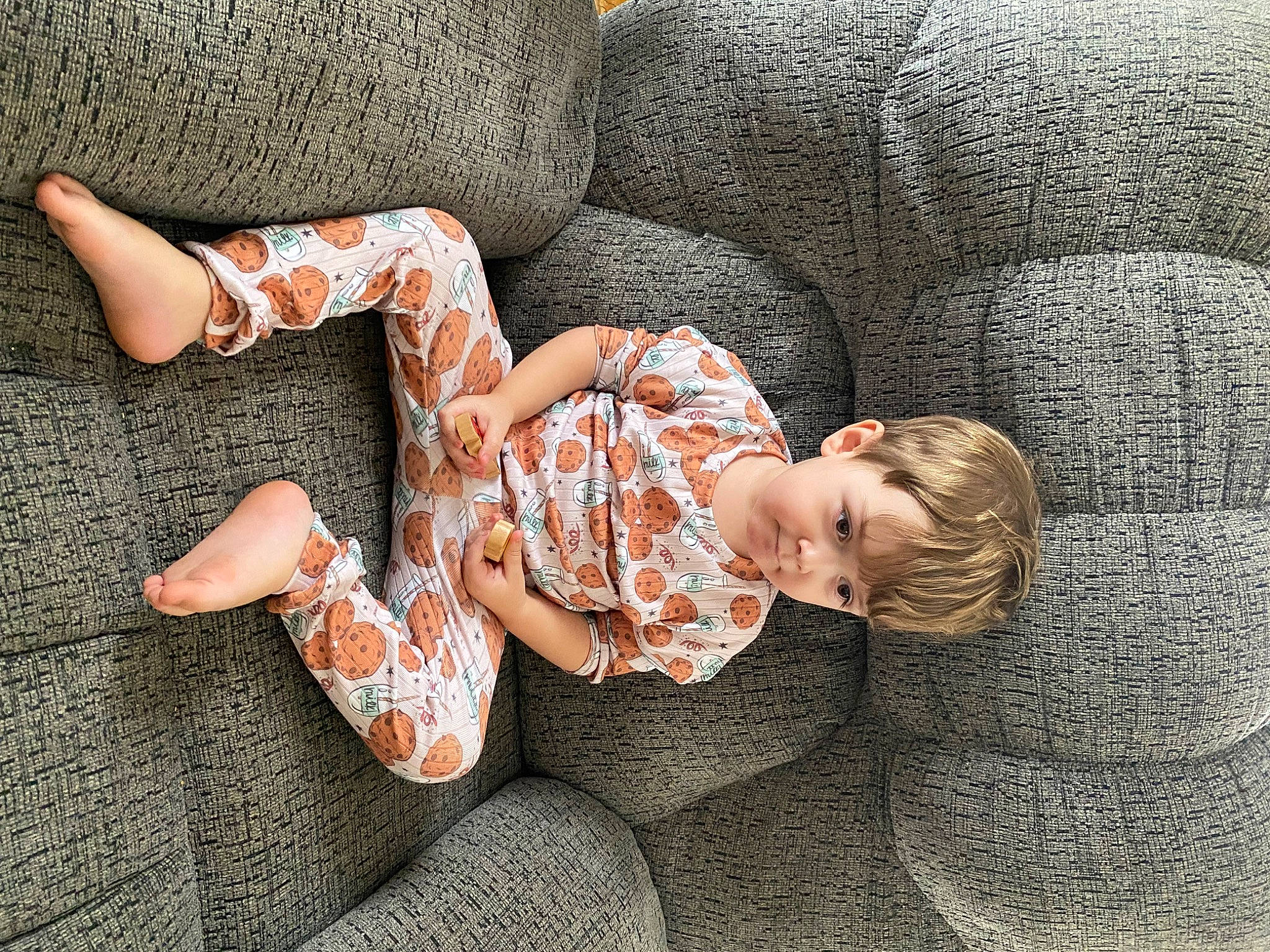 Willy is registered to the contest to win money with this photo: baby, baby_toddler_clothing, child, comfort, couch, finger, floor, flooring, foot, happy, human_leg, knee, leg, person, sitting, skin, sleeve, textile, thigh, toddler