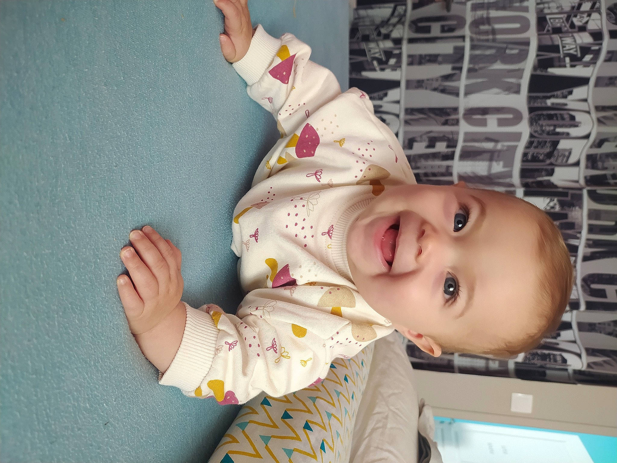 Liya a rejoint le concours — aidez-le/la à gagner de superbes lots ! baby, baby_laughing, baby_products, baby_toddler_clothing, cheek, child, comfort, eye, fun, gesture, happy, human_body, joy, mouth, nose, pattern, person, room, skin, sleeve