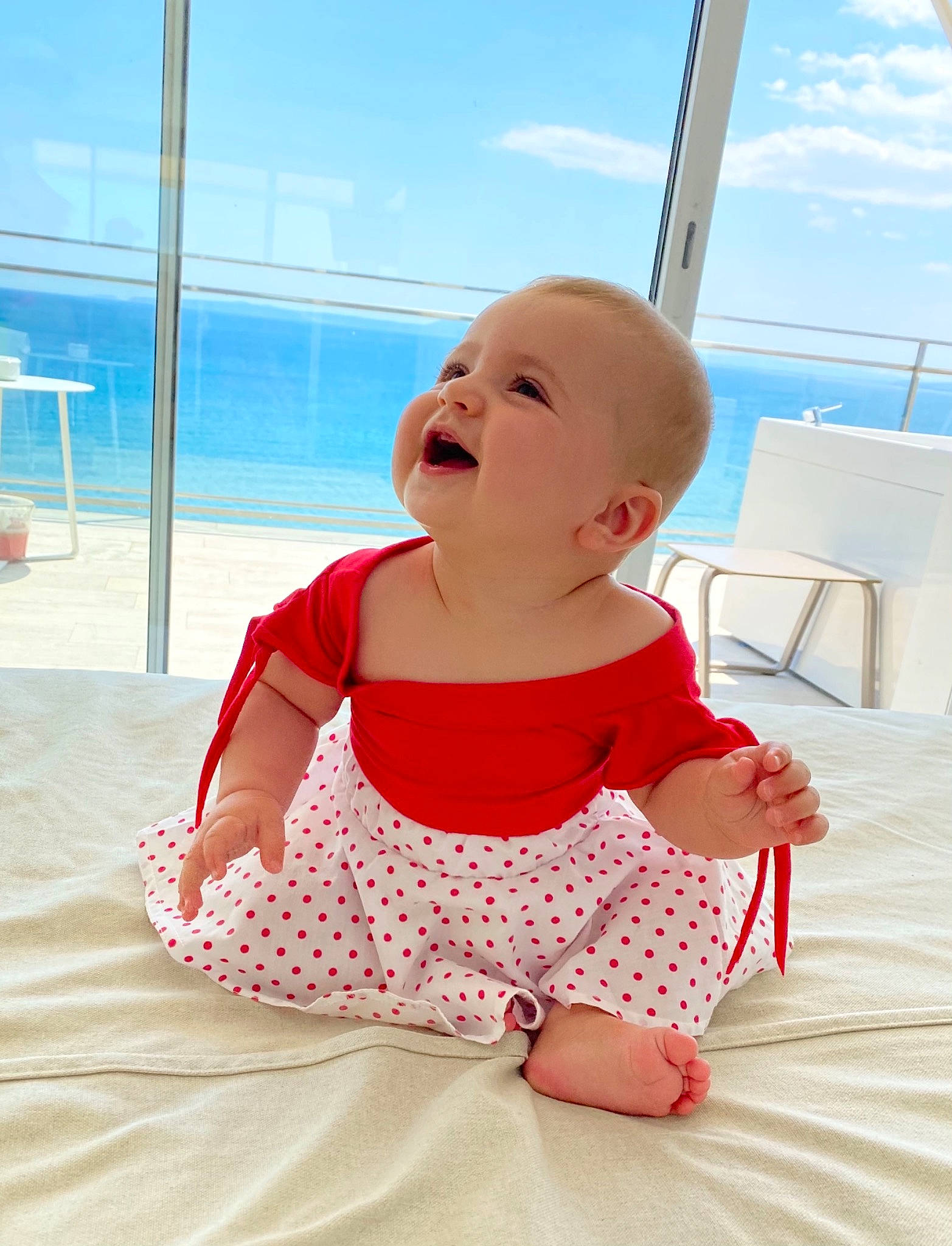 Julianna participe au concours pour gagner de l'argent avec cette photo : baby, baby_toddler_clothing, child, cloud, comfort, day_dress, fun, happy, human_leg, knee, leisure, person, sitting, skin, sky, sleeve, summer, thigh, toddler, travel
