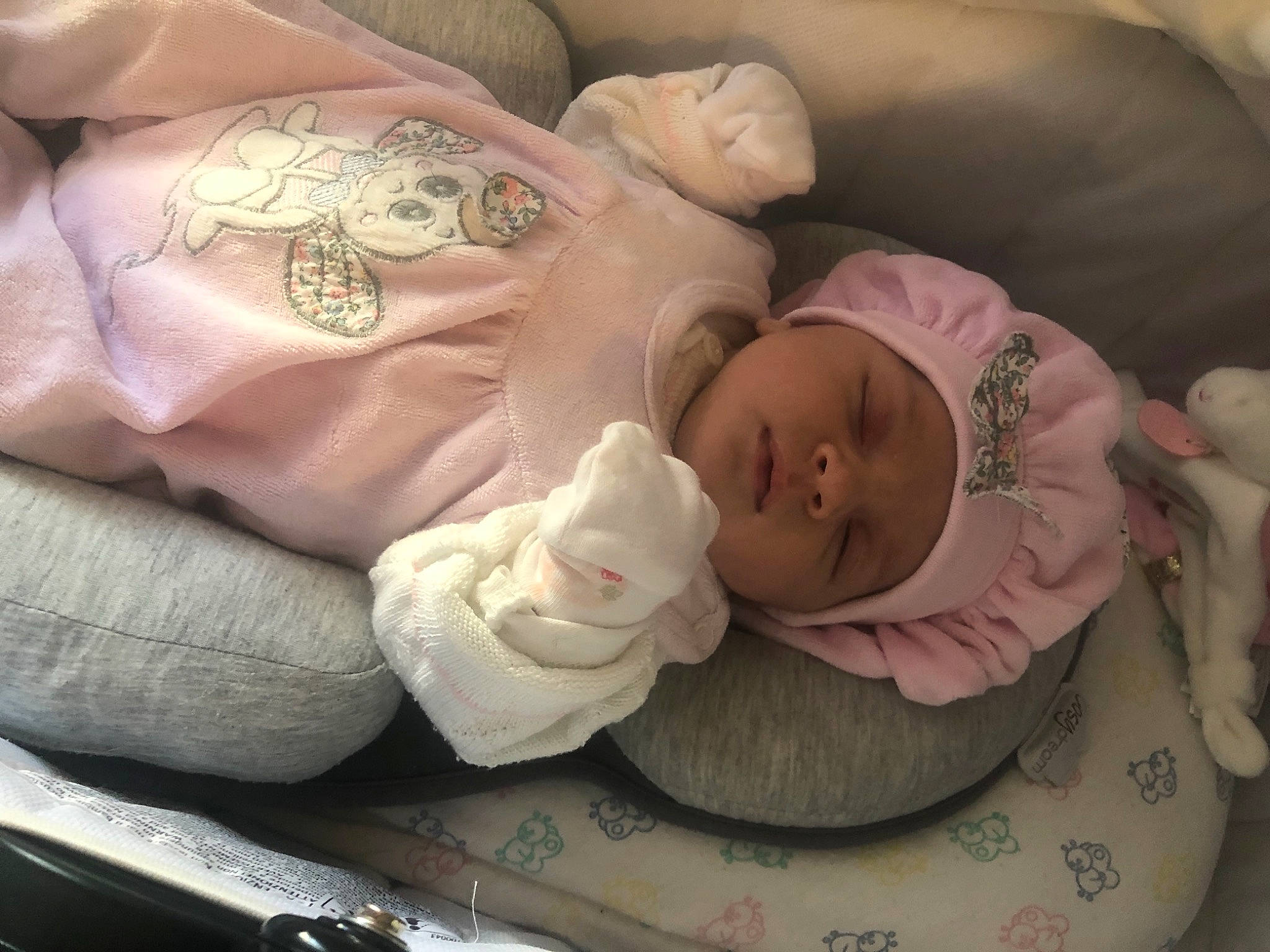 Julianna participe au concours pour gagner de l'argent avec cette photo : baby, baby_products, baby_sleeping, baby_toddler_clothing, bedtime, cheek, child, comfort, face, finger, hand, head, headgear, headwear, human_body, linens, nap, person, room, skin