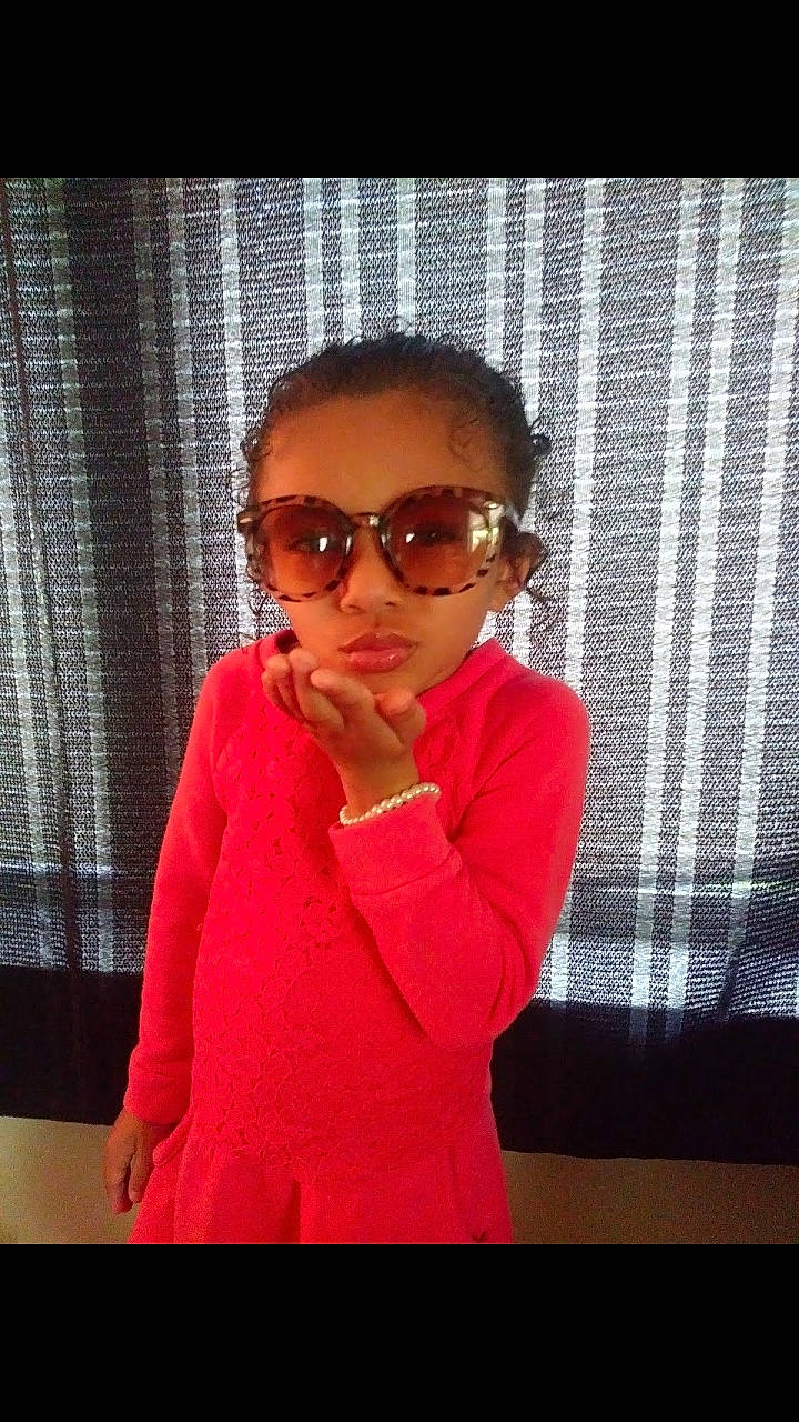 Suraya is registered to the contest to win money with this photo: beauty, cool, eyewear, fashion, fashion_accessory, fun, girl, glasses, hairstyle, human, lady, neck, person, red, shoulder, smile, sunglasses, vision_care