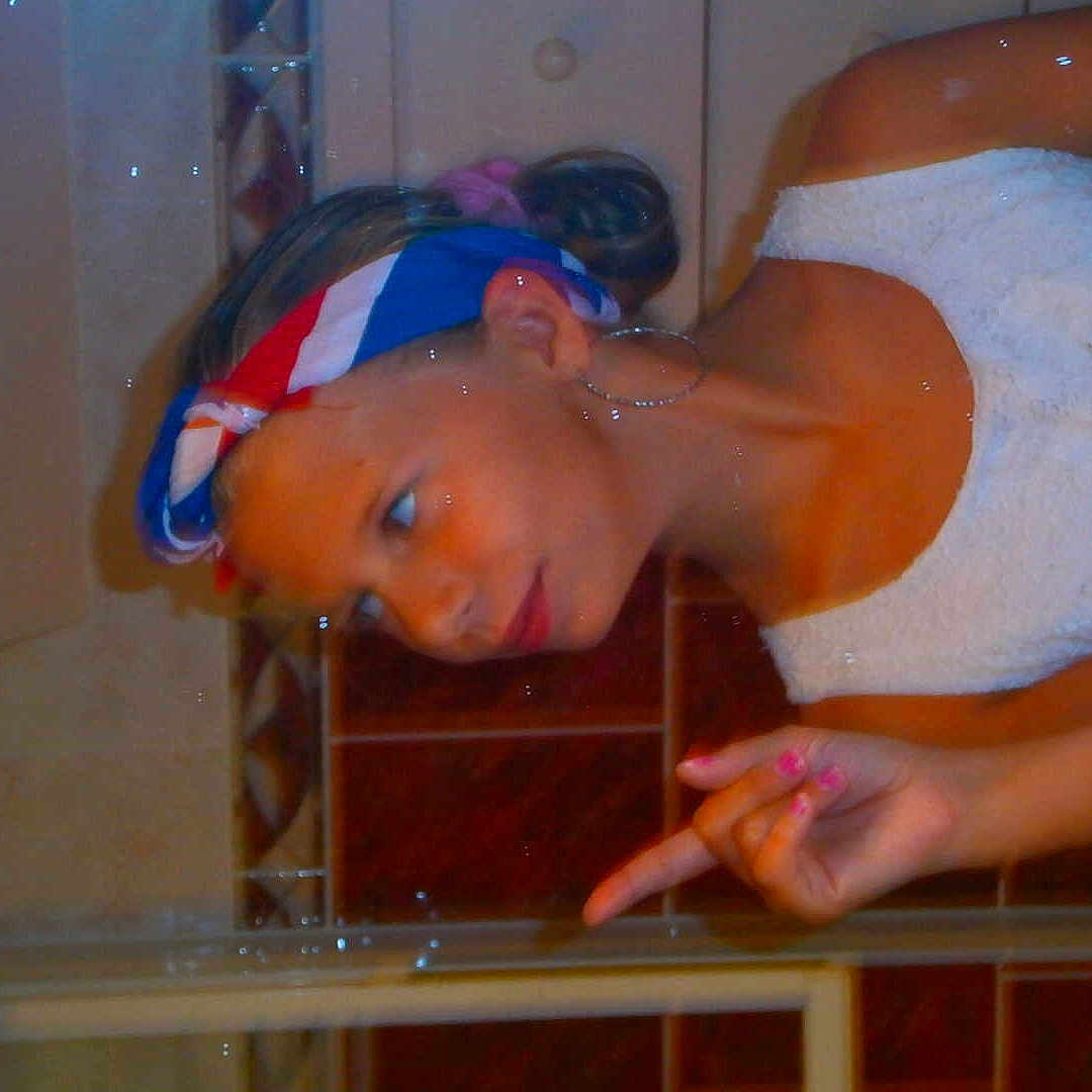 Manon inard participe au concours pour gagner de l'argent avec cette photo :