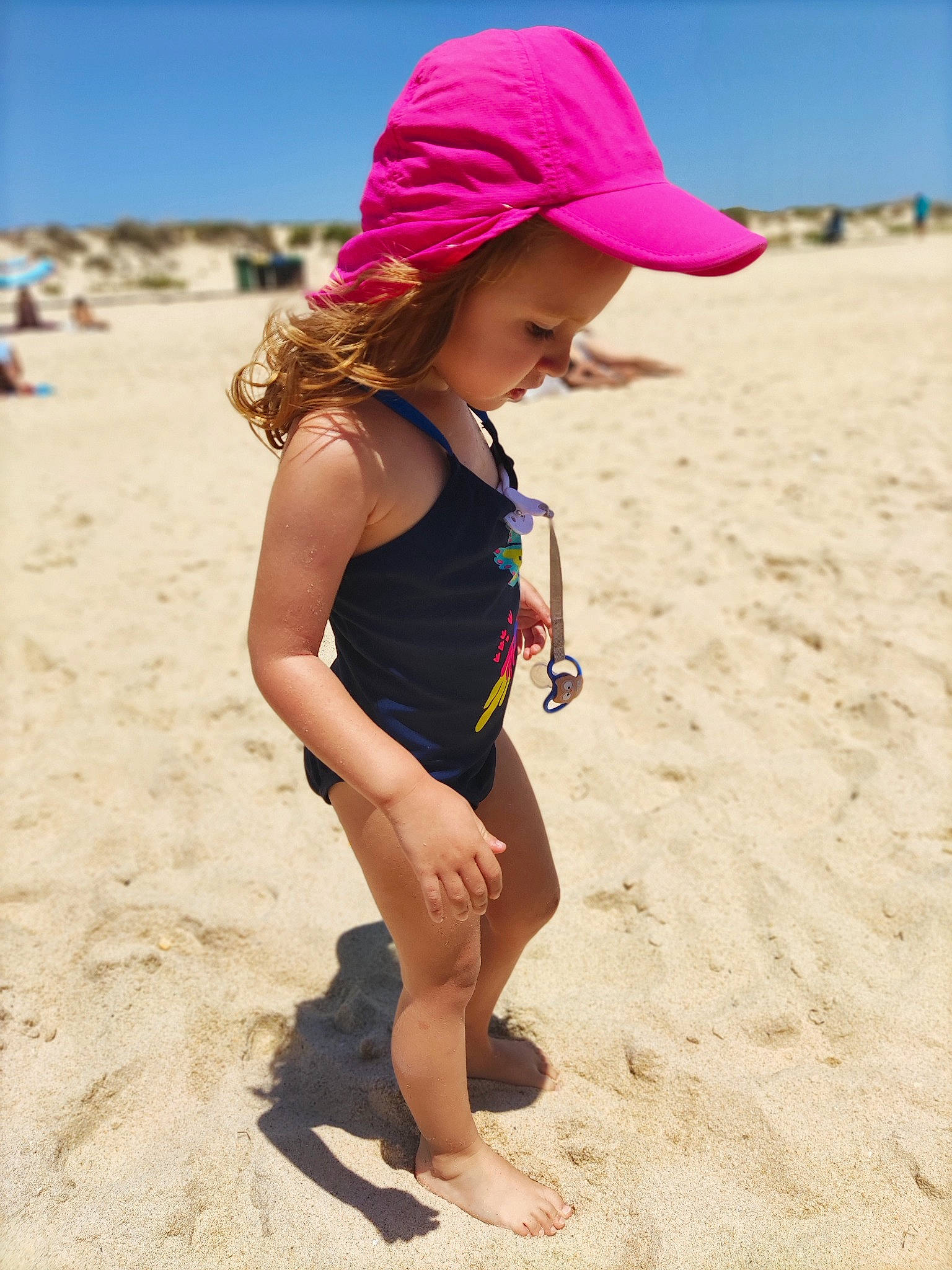 Sasha a rejoint le concours — aidez-le/la à gagner de superbes lots ! barefoot, beach, body_of_water, cap, fun, happy, hat, headgear, human_leg, knee, landscape, leisure, people_in_nature, people_on_beach, person, sky, thigh, toddler, travel, trunk