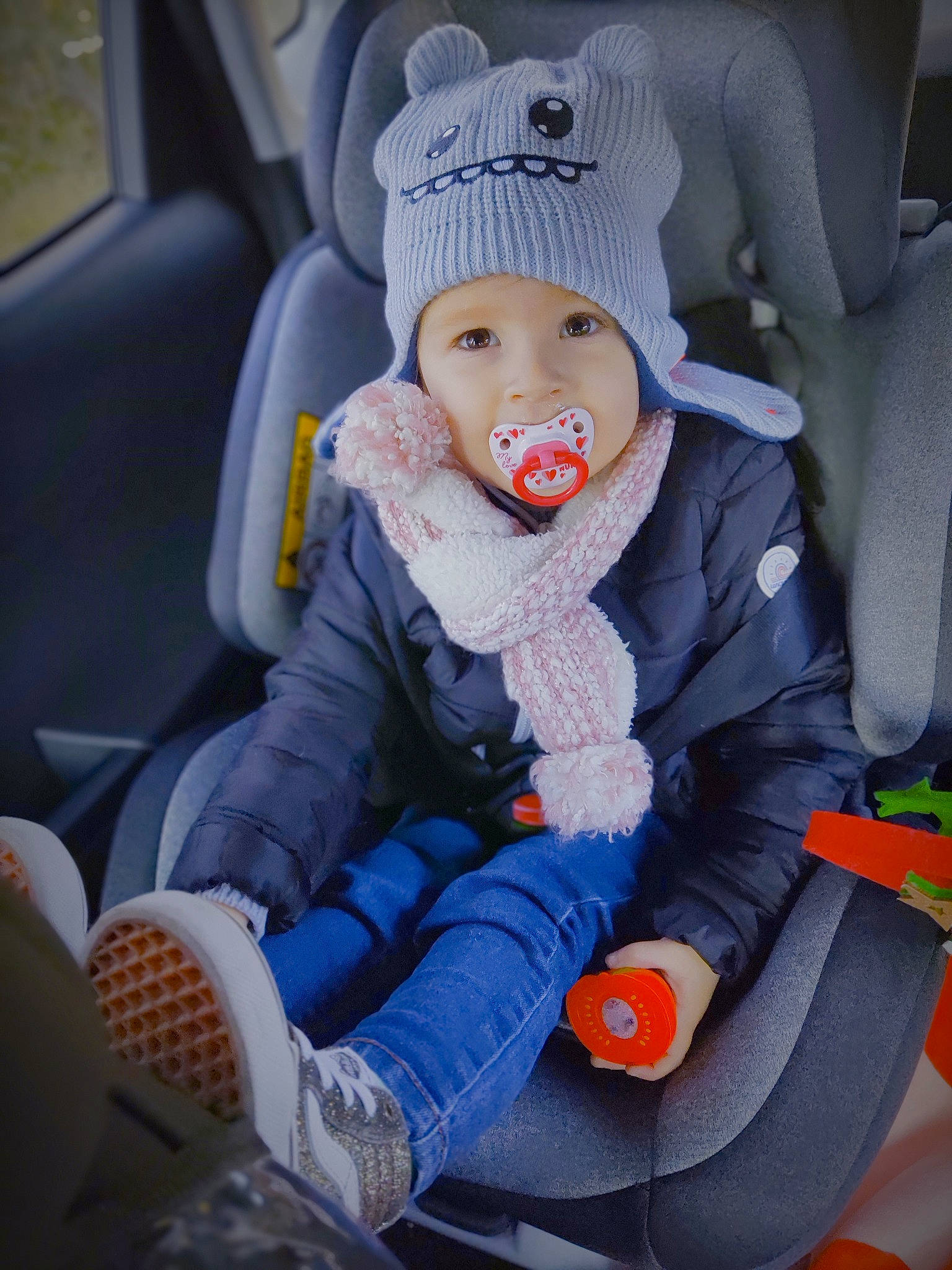 Sasha a rejoint le concours — aidez-le/la à gagner de superbes lots ! auto_part, automotive_design, automotive_exterior, baby, baby_carriage, baby_toddler_clothing, car, car_seat, car_seat_cover, comfort, family_car, head_restraint, headwear, motor_vehicle, person, steering_part, steering_wheel, toddler, vehicle, vehicle_door