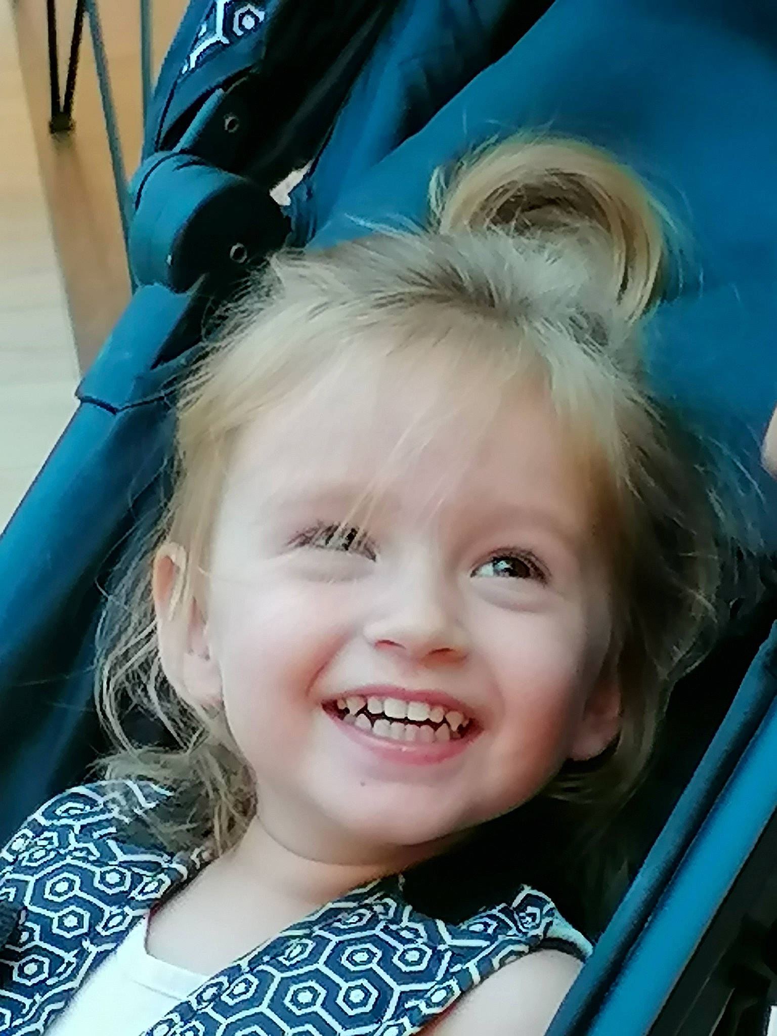 Sasha a rejoint le concours — aidez-le/la à gagner de superbes lots ! azure, blue, child, cool, electric_blue, eye, eyebrow, face, fun, gesture, hairstyle, happy, head, iris, joy, long_hair, mouth, person, skin, smile