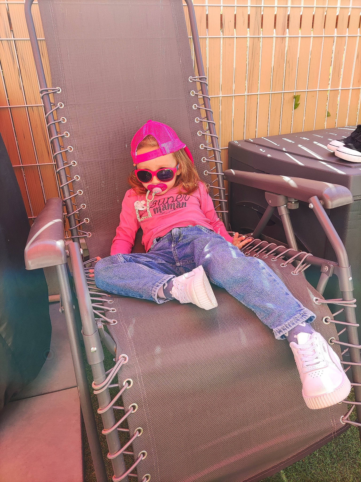 Sasha a rejoint le concours — aidez-le/la à gagner de superbes lots ! beauty, comfort, eyewear, flooring, fun, goggles, grass, human_leg, leisure, magenta, outdoor_furniture, person, pink, purple, recreation, sitting, sunglasses, textile, tints_and_shades, tree