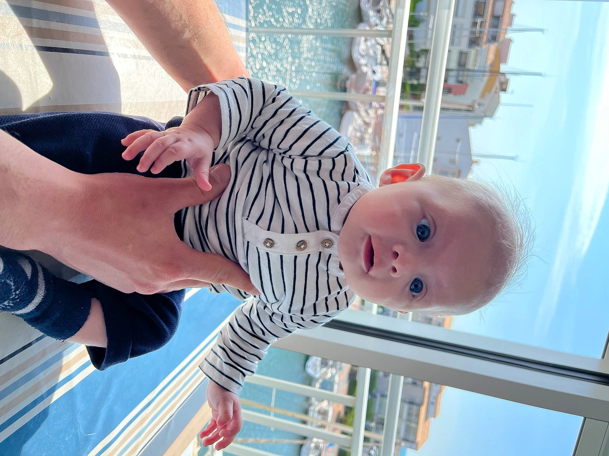 Hugo a rejoint le concours — aidez-le/la à gagner de superbes lots ! baby, baby_products, child, elbow, fun, gesture, happy, human_leg, knee, leisure, nail, person, room, sky, smile, thigh, thumb, toddler, vacation, water