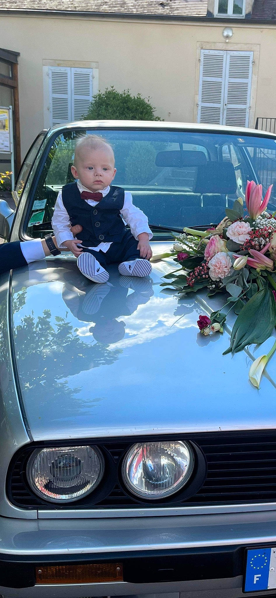 Hugo participe au concours pour gagner de l'argent avec cette photo : automotive_design, automotive_exterior, automotive_lighting, bumper, car, fender, flower, grille, headlamp, hood, land_vehicle, light, motor_vehicle, person, personal_luxury_car, photograph, tints_and_shades, toddler, vehicle, vehicle_door