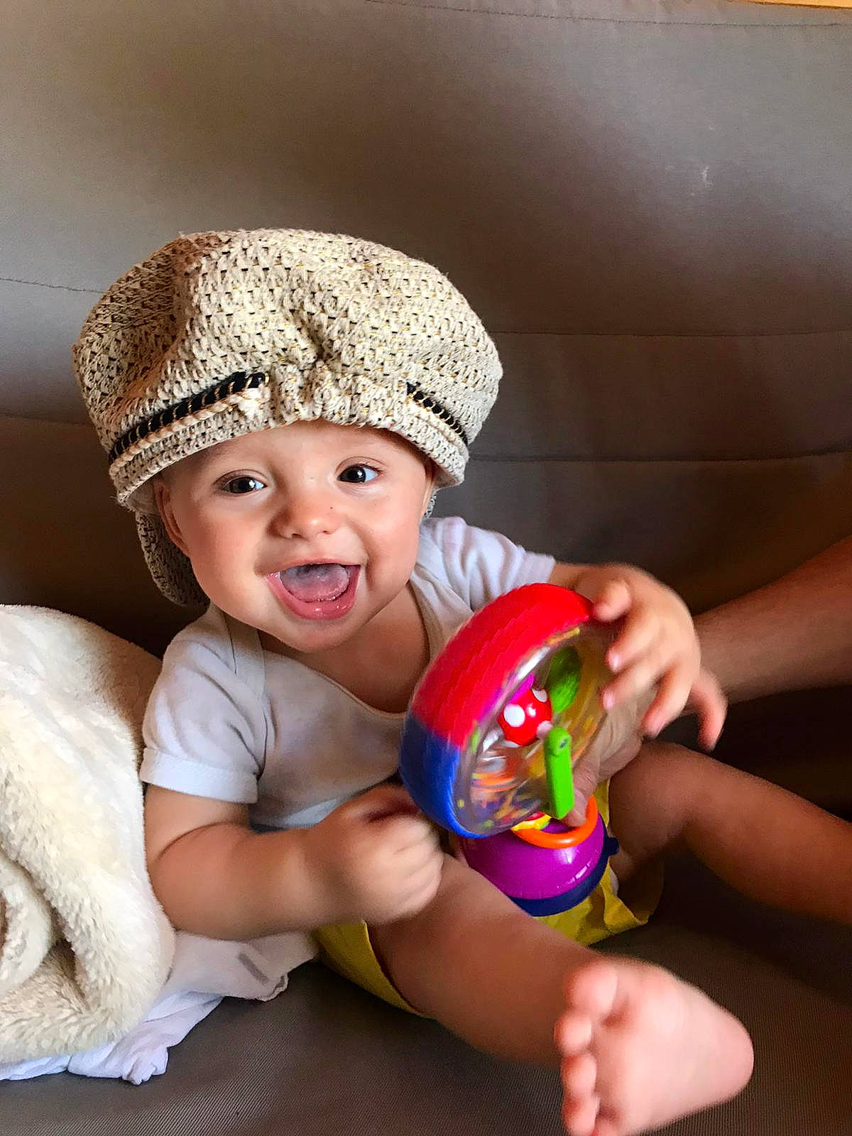 Noah a rejoint le concours — aidez-le/la à gagner de superbes lots ! baby, baby_toddler_clothing, cap, child, eye, fashion_accessory, finger, flash_photography, fun, hand, happy, head, headpiece, headwear, human_leg, knit_cap, nail, person, skin, smile