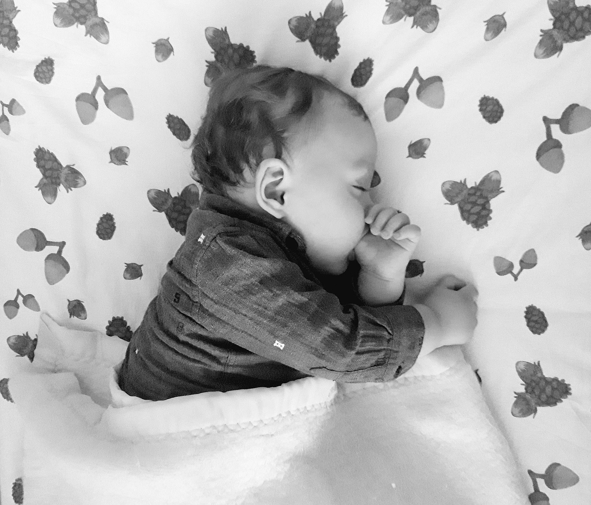 Noah a rejoint le concours — aidez-le/la à gagner de superbes lots ! arm, baby, baby_toddler_clothing, black_and_white, child, comfort, facial_expression, gesture, grey, hairstyle, happy, monochrome, monochrome_photography, pattern, person, sleeve, standing, style, textile, toddler