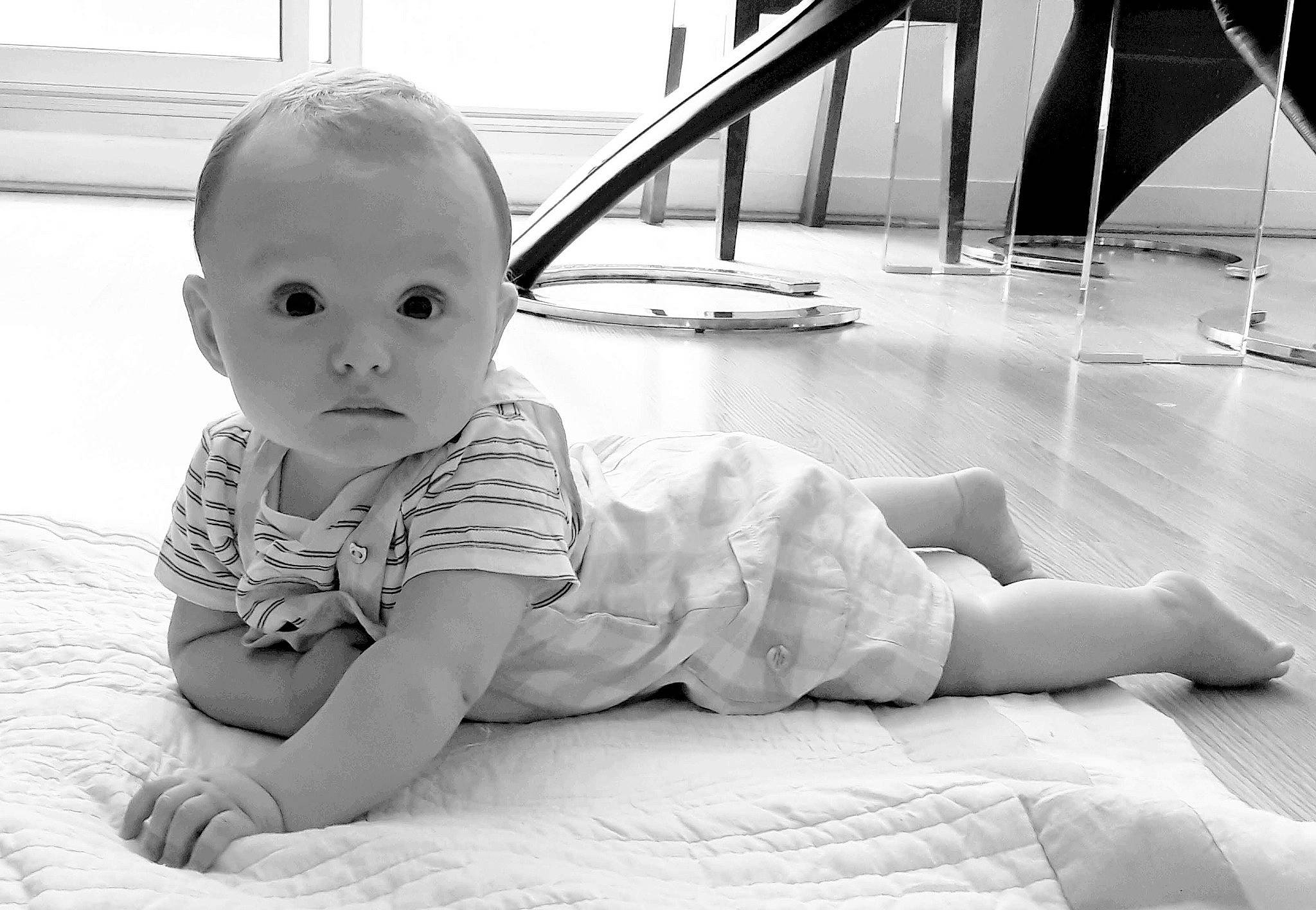 Noah participe au concours pour gagner de l'argent avec cette photo : baby, baby_toddler_clothing, black, black_and_white, comfort, elbow, finger, flash_photography, floor, flooring, fun, happy, human_body, joint, knee, leg, person, skin, sleeve, toddler