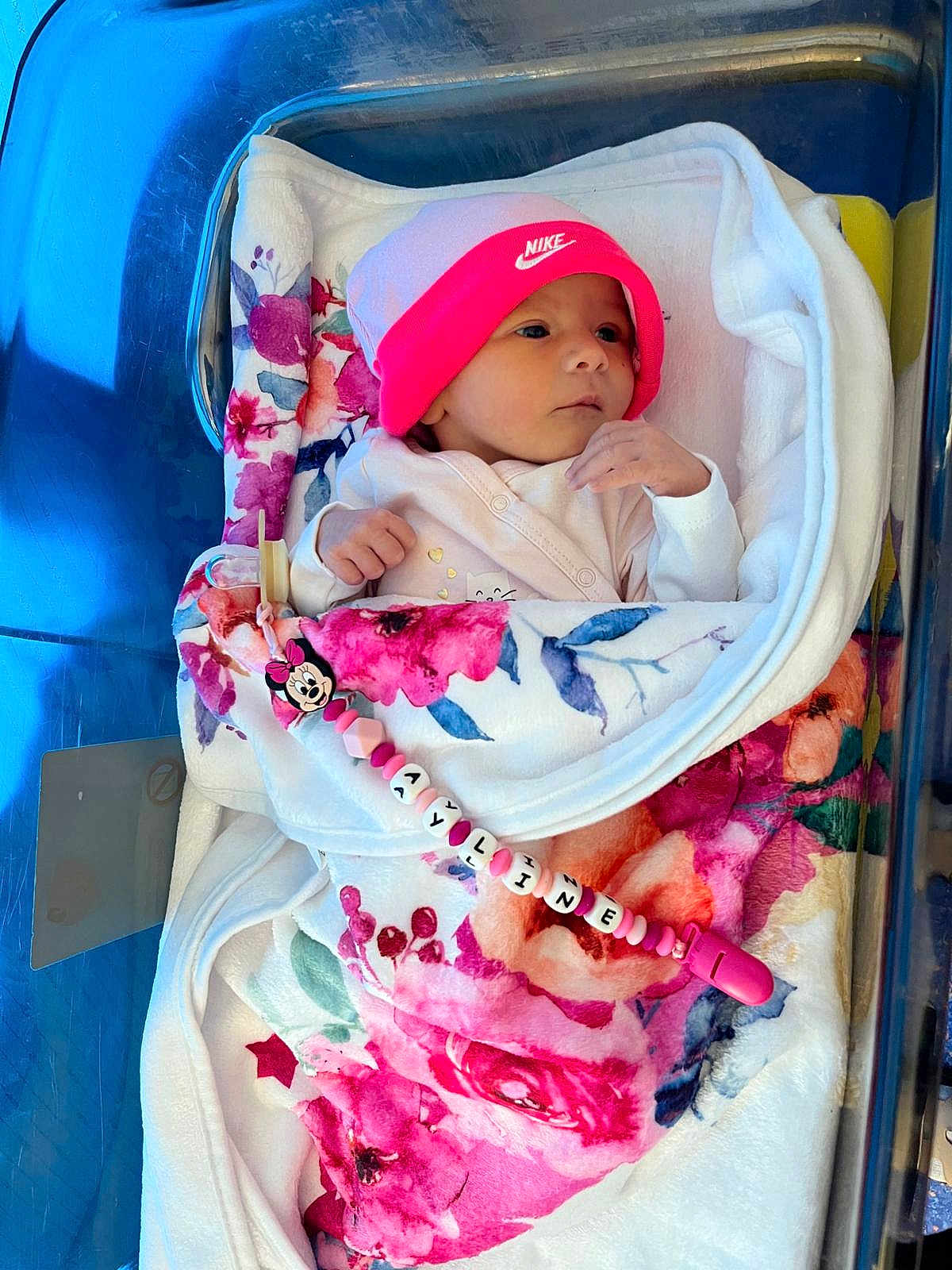 Ayline a rejoint le concours — aidez-le/la à gagner de superbes lots ! newborn, baby, infant, blanket, floral, pink_hat, nike, pacifier_clip, minnie_mouse, hospital_bassinet, blue_bassinet, cute, wrapped, lying_down, person, child, indoors, soft, cozy, peaceful