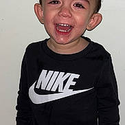 Kingsley a rejoint le concours — aidez-le/la à gagner de superbes lots ! child, toddler, smiling, nike, black_clothing, standing, indoors, happy, portrait, person, casual_wear, young_child, short_hair, front_view, expression, cute, joyful, boy, fashion, door