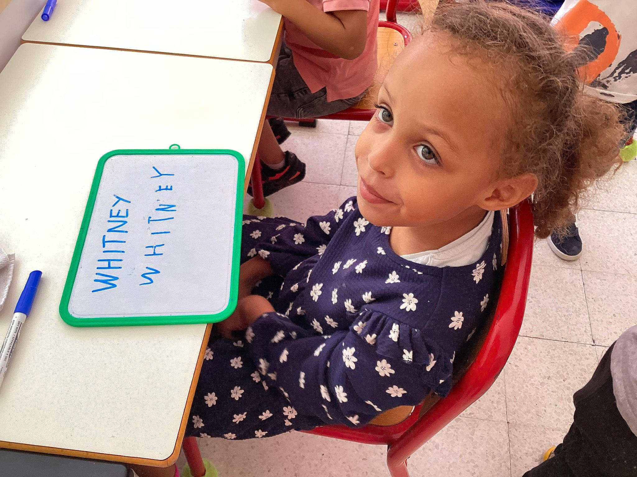 Whitney participe au concours pour gagner de l'argent avec cette photo : adaptation, chair, child, design, desk, education, fun, handwriting, happy, homework, job, leisure, person, play, recreation, room, sitting, t_shirt, table, toddler