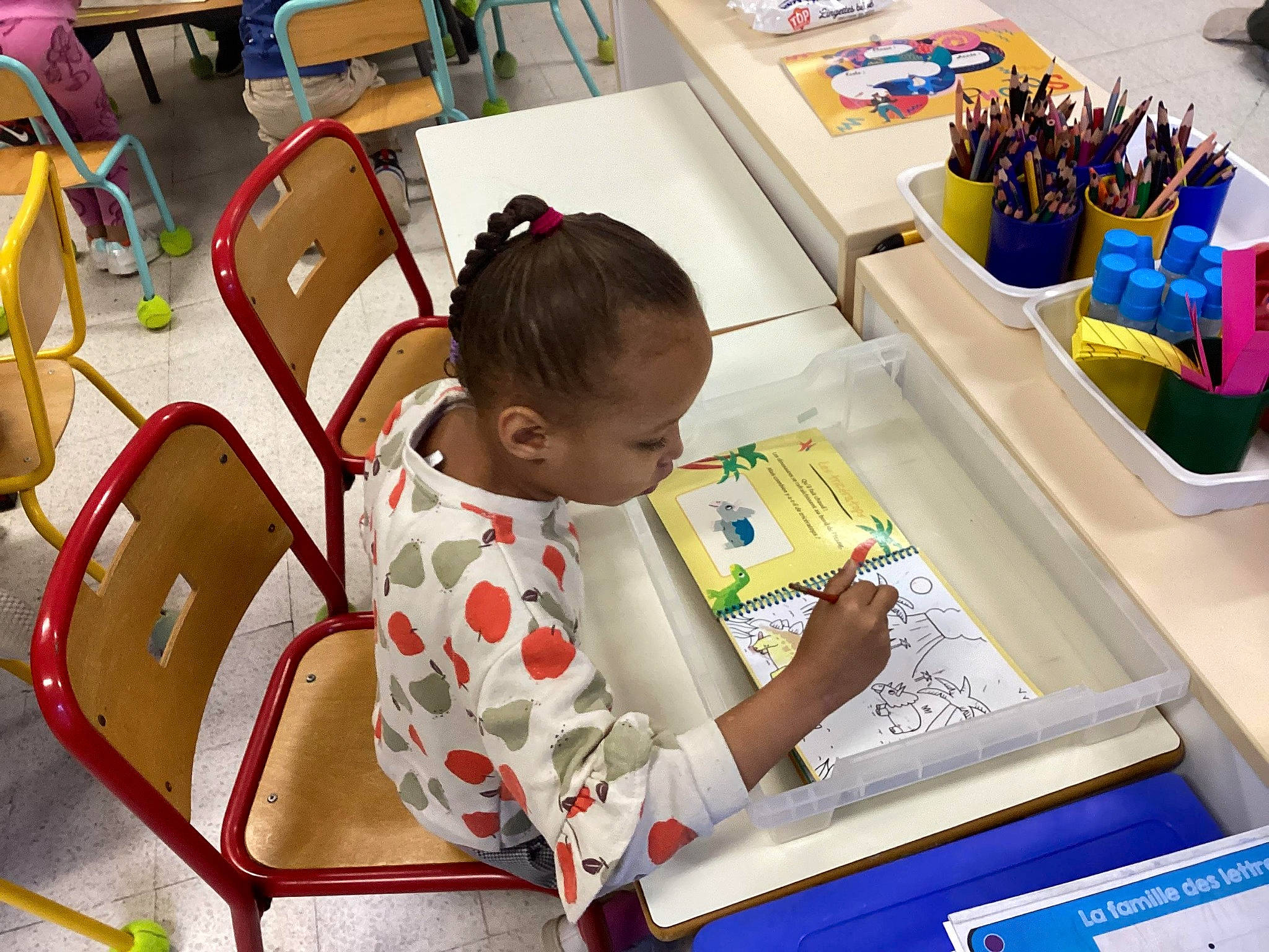 Whitney participe au concours pour gagner de l'argent avec cette photo : art, baby, bag, chair, child, comfort, desk, fun, learning, leisure, luggage_and_bags, person, play, product, room, sharing, snapshot, table, toddler, toy