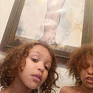 Madison a rejoint le concours — aidez-le/la à gagner de superbes lots ! child, children, curly_hair, portrait, indoor, wall, painting, frame, person, casual, expression, selfie, young, face, hair, clothing, texture, blur, photo, two_people