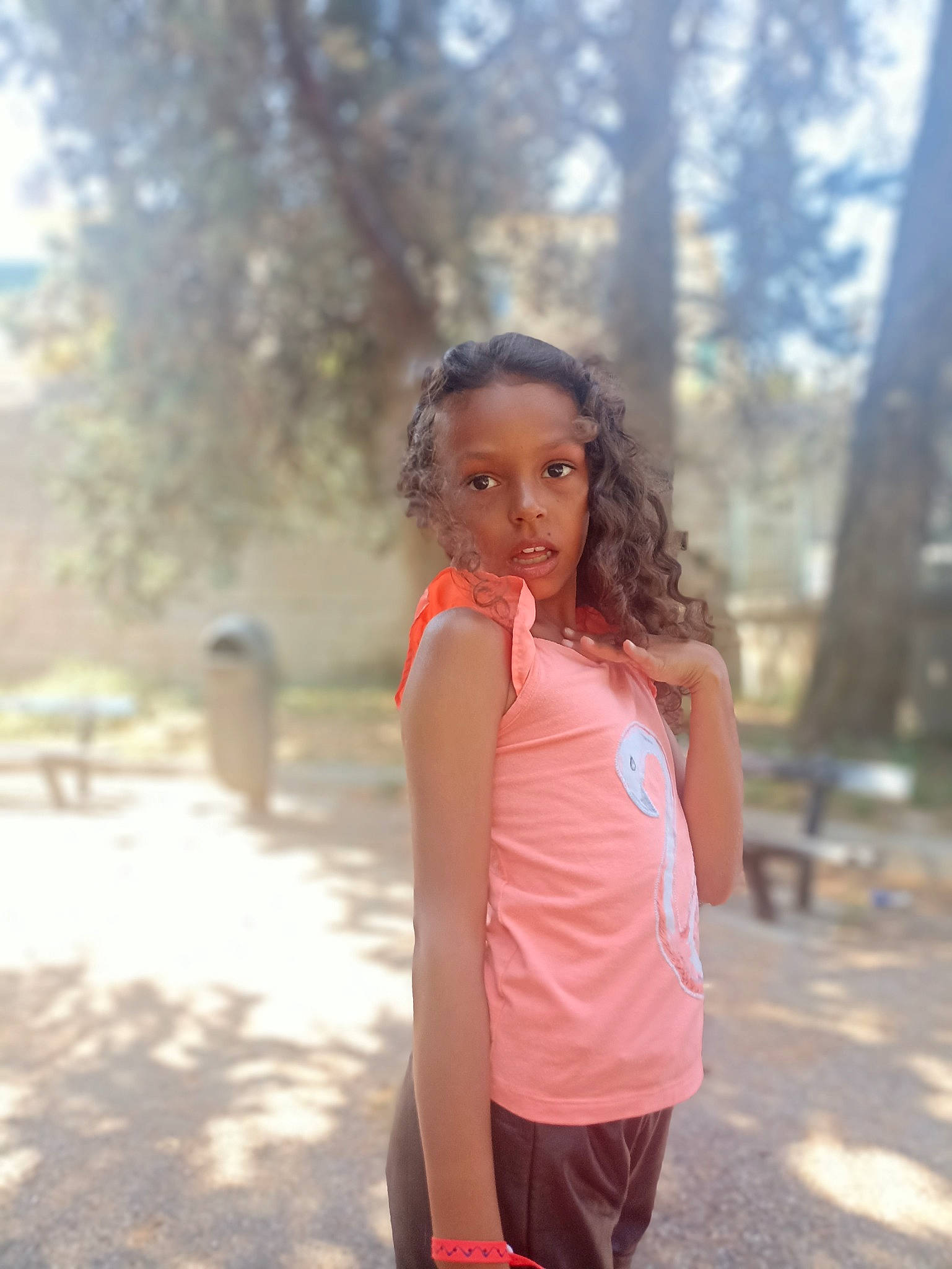 Chelsea participe au concours pour gagner de l'argent avec cette photo : brown_hair, electric_blue, eye, flash_photography, fun, grass, happy, leisure, long_hair, magenta, people_in_nature, person, plant, recreation, sleeveless_shirt, sportswear, t_shirt, tree, trunk, waist