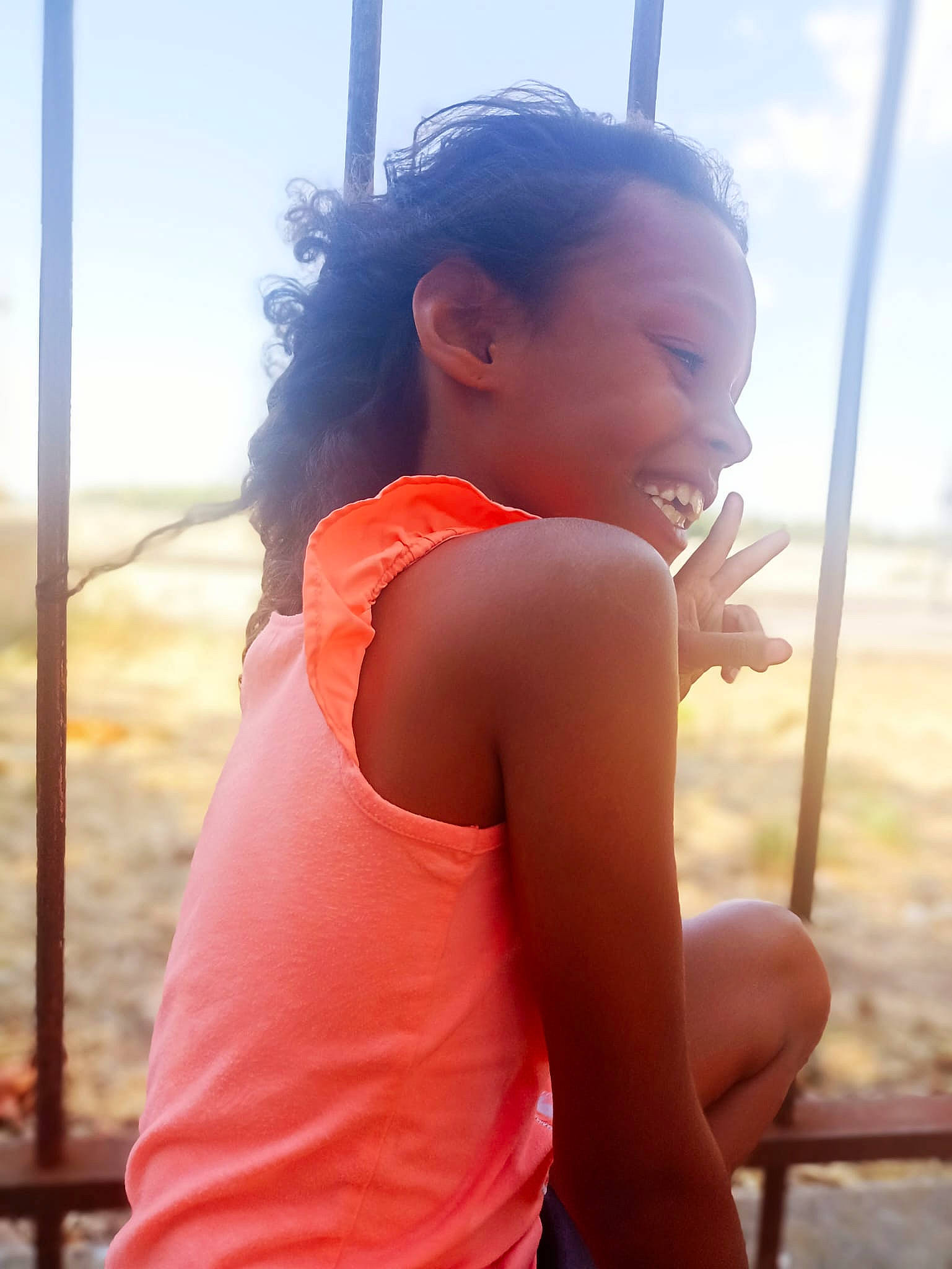 Chelsea a rejoint le concours — aidez-le/la à gagner de superbes lots ! chest, child, chin, elbow, facial_expression, fun, gesture, happy, human_leg, joy, leisure, neck, person, recreation, shoulder, skin, sky, standing, sunlight, toddler