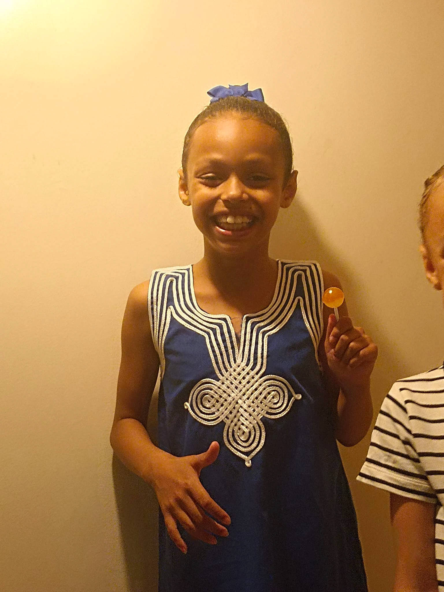 Chelsea participe au concours pour gagner de l'argent avec cette photo : art, day_dress, event, eyewear, fashion_design, flash_photography, formal_wear, fun, gesture, happy, jewellery, joy, necklace, one_piece_garment, pattern, person, room, sleeve, smile, t_shirt