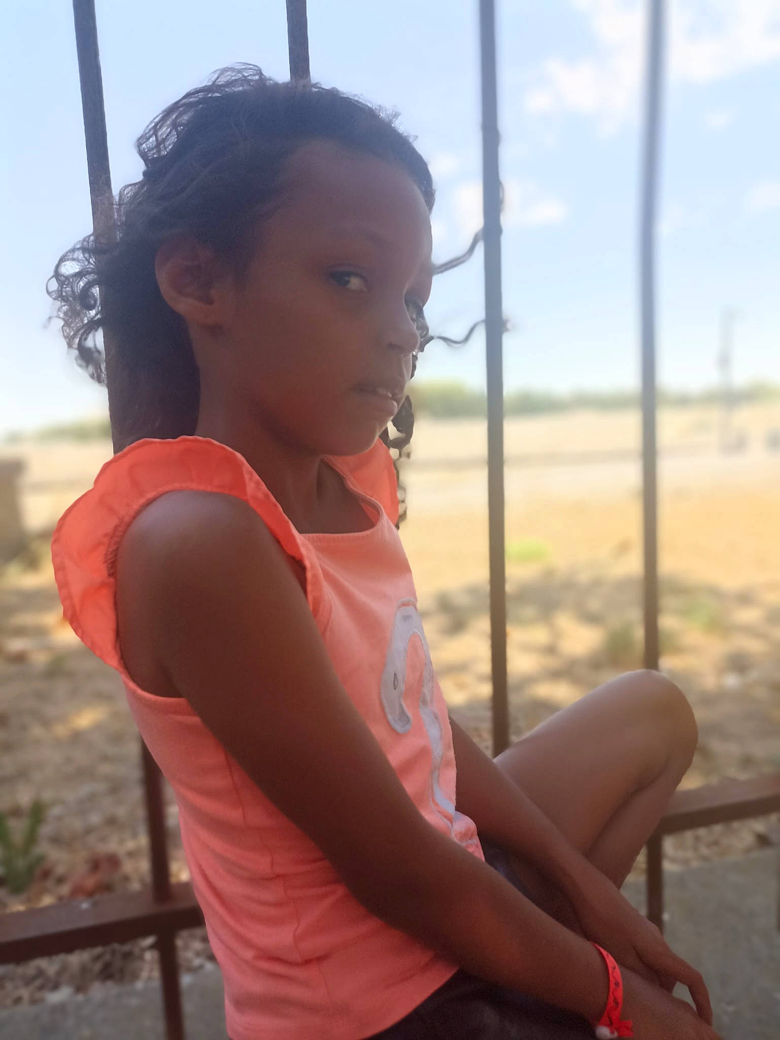 Chelsea a rejoint le concours — aidez-le/la à gagner de superbes lots ! black_hair, child, chin, elbow, eye, face, facial_expression, flash_photography, fun, happy, human_leg, leisure, person, plant, shoulder, skin, sky, sunlight, thigh, travel