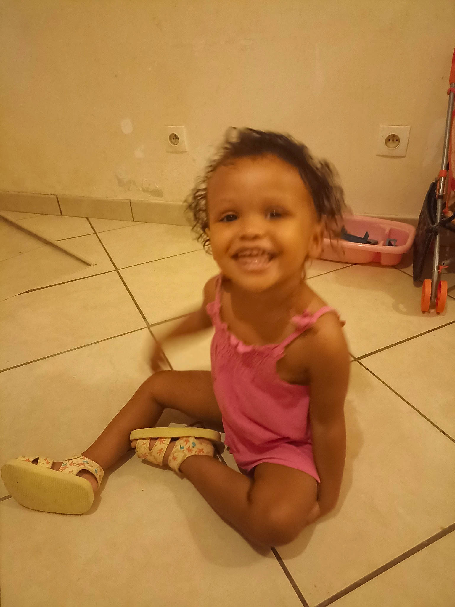 Madison participe au concours pour gagner de l'argent avec cette photo : barefoot, cheek, facial_expression, floor, flooring, foot, fun, happy, hardwood, human_leg, joy, knee, leg, nose, person, skin, smile, thigh, thumb, toddler