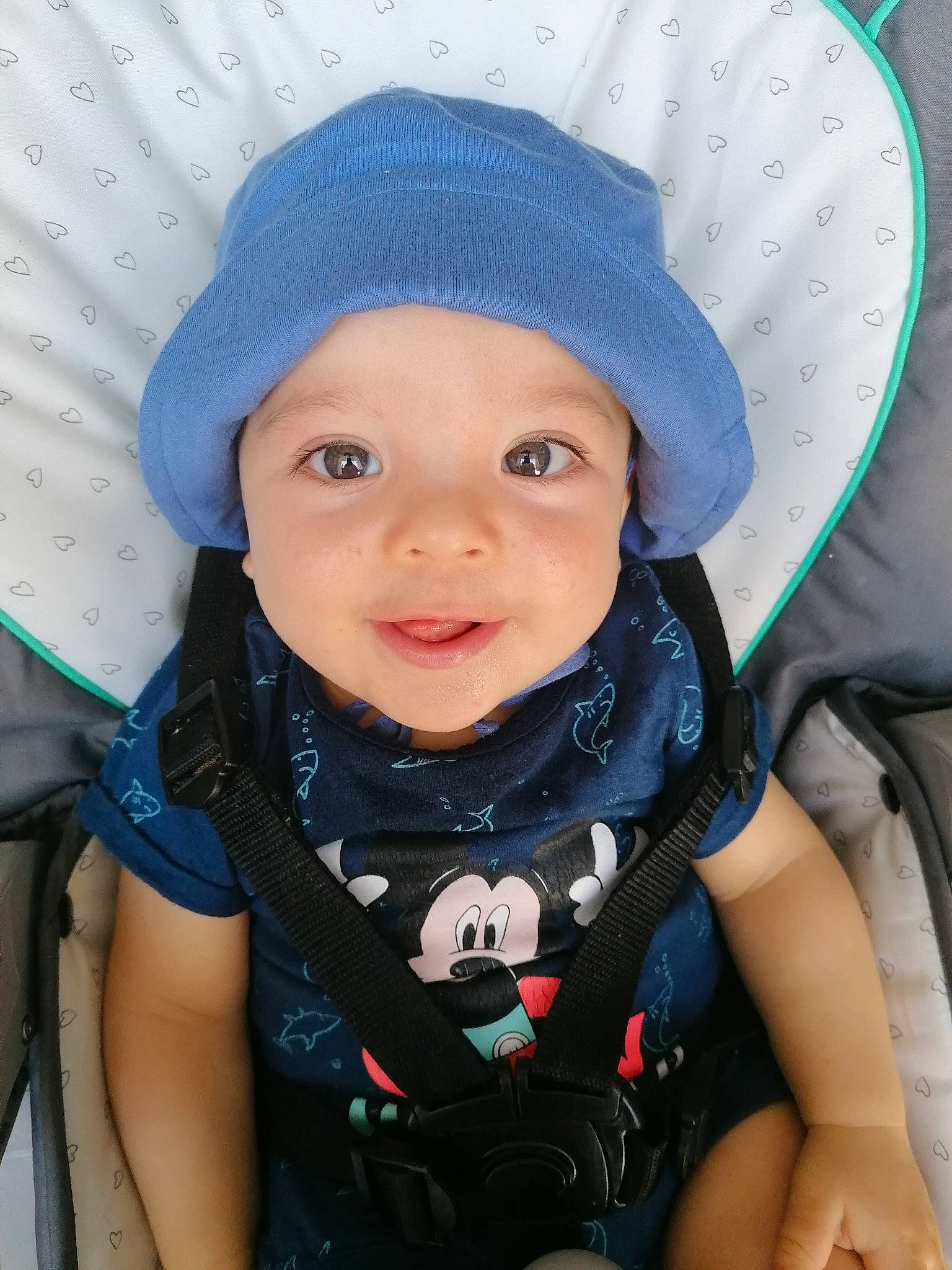 Tiego a rejoint le concours — aidez-le/la à gagner de superbes lots ! azure, baby, baby_toddler_clothing, blue, cap, child, cool, electric_blue, eye, face, facial_expression, fun, happy, hat, headwear, people, person, purple, skin, smile