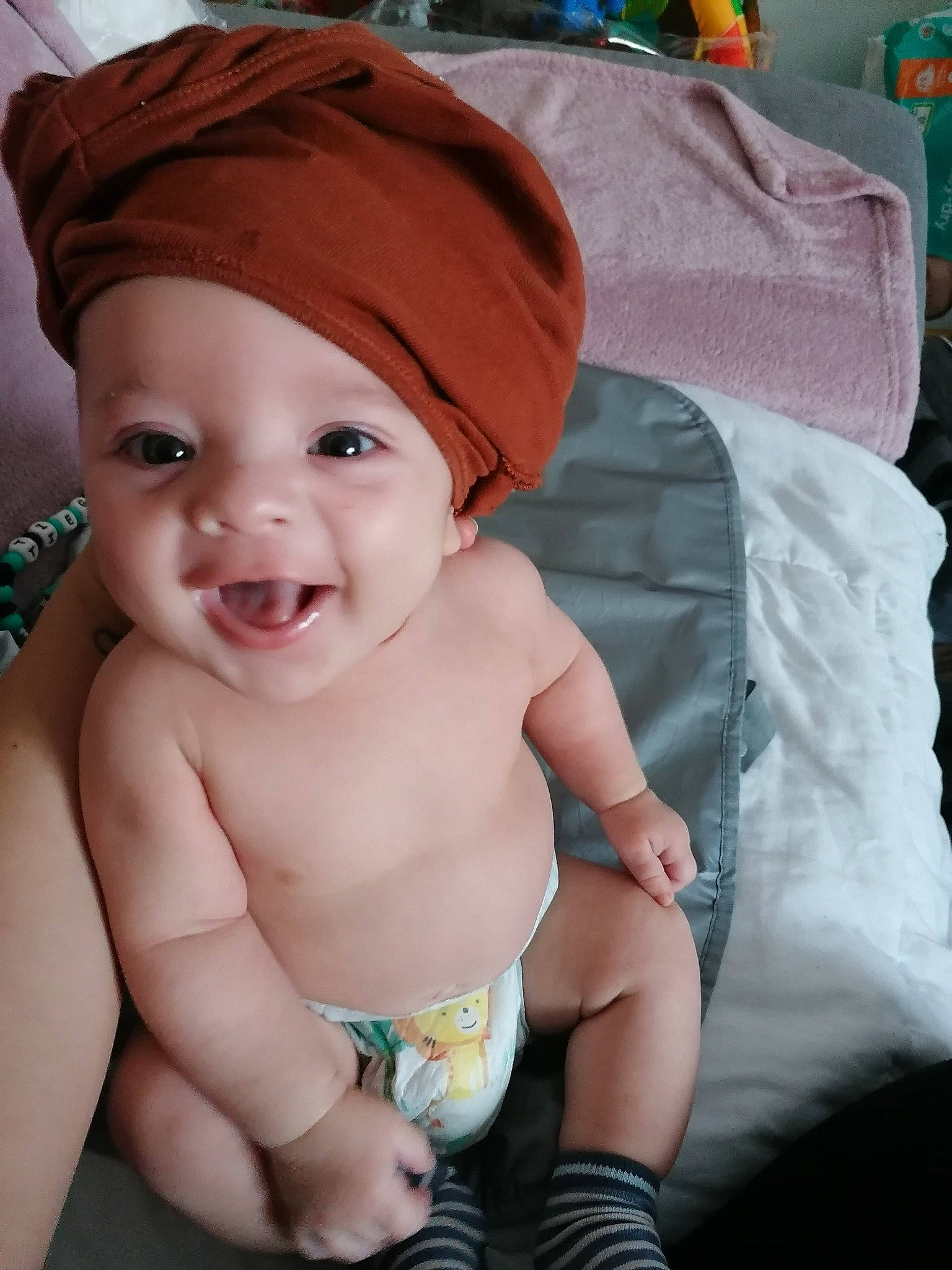 Tiego a rejoint le concours — aidez-le/la à gagner de superbes lots ! baby, baby_toddler_clothing, cap, cheek, child, finger, fun, gesture, hand, happy, headgear, headwear, lip, mouth, muscle, nail, person, skin, smile, thigh