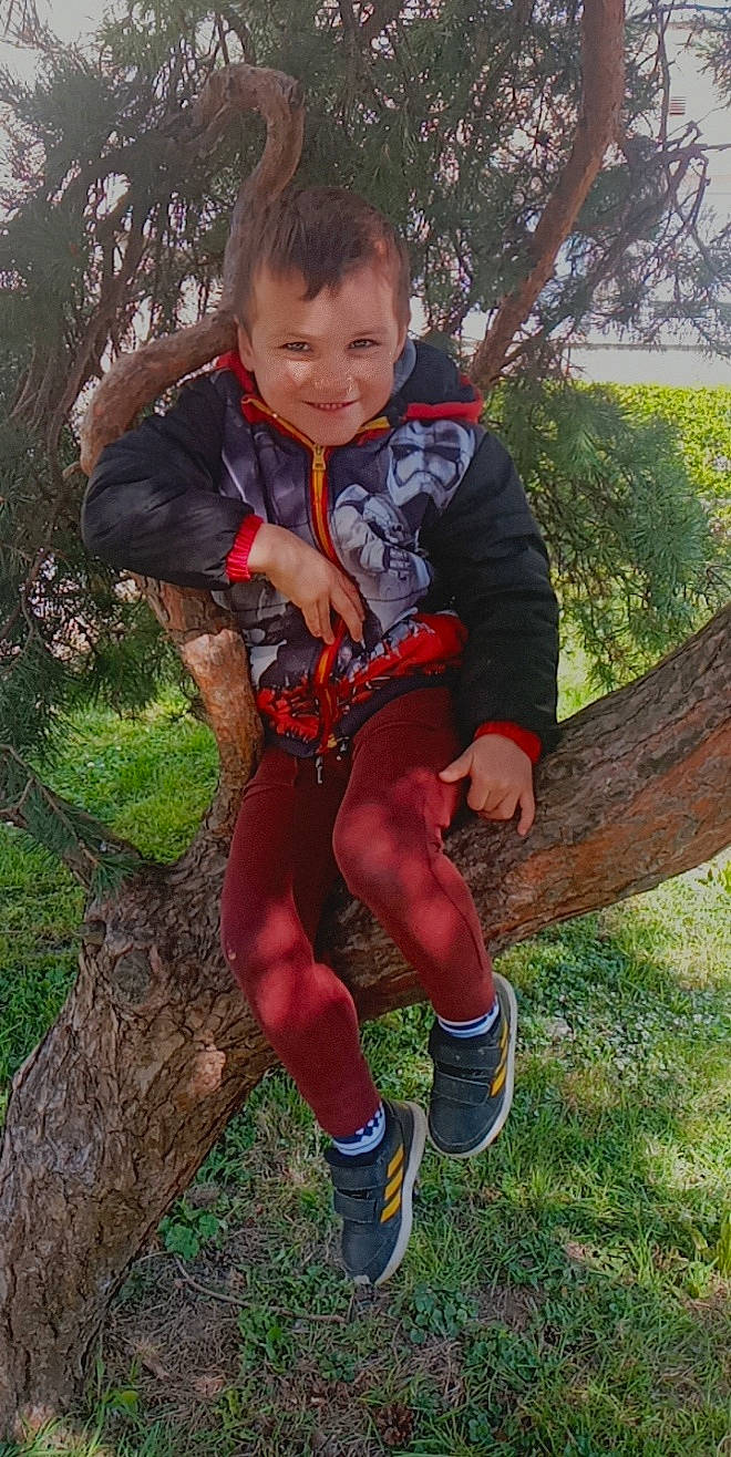 Matteo a rejoint le concours — aidez-le/la à gagner de superbes lots ! baby_toddler_clothing, electric_blue, eye, fun, grass, happy, joy, leaf, leisure, pattern, people_in_nature, person, plant, recreation, sleeve, smile, sock, thigh, toddler, tree