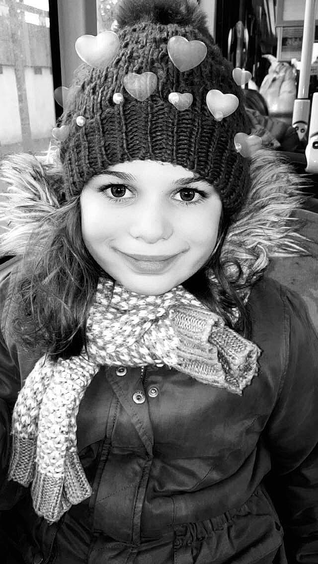 Maeva a rejoint le concours — aidez-le/la à gagner de superbes lots ! black, black_and_white, cap, cool, eye, fashion, flash_photography, hairstyle, happy, headgear, headwear, human, human_body, iris, joy, organ, outerwear, person, photograph, smile